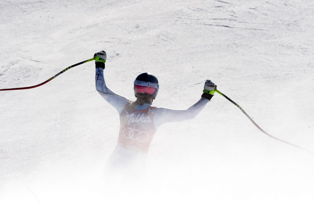 Lindsey Vonn celebrates after crossing the line at Cortina d'Ampezzo ©Getty Images