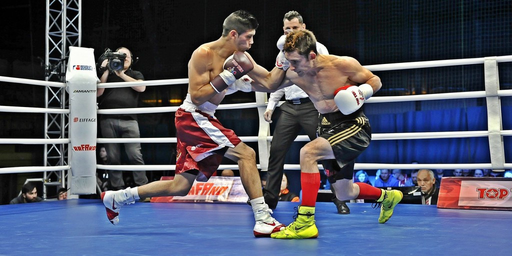 Angelino Cordova set Caciques de Venezuela on their way to victory by beating Rafako Hussars Poland's Dawid Jagodzinski in the opening light-flyweight bout ©WSB