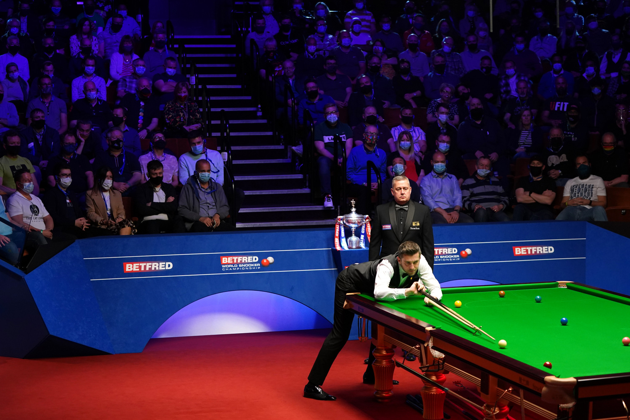 Selby battles into three frame lead against Murphy after opening day of World Snooker Championship final