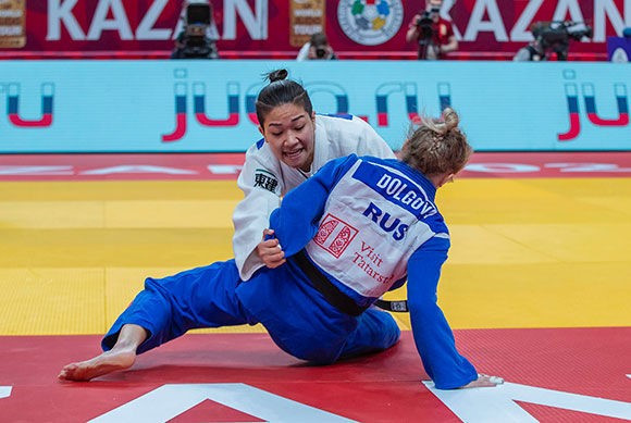 Funa Tonaki, in white, was one of two Japanese gold medallists on day one of the IJF Kazan Grand Slam ©IJF
