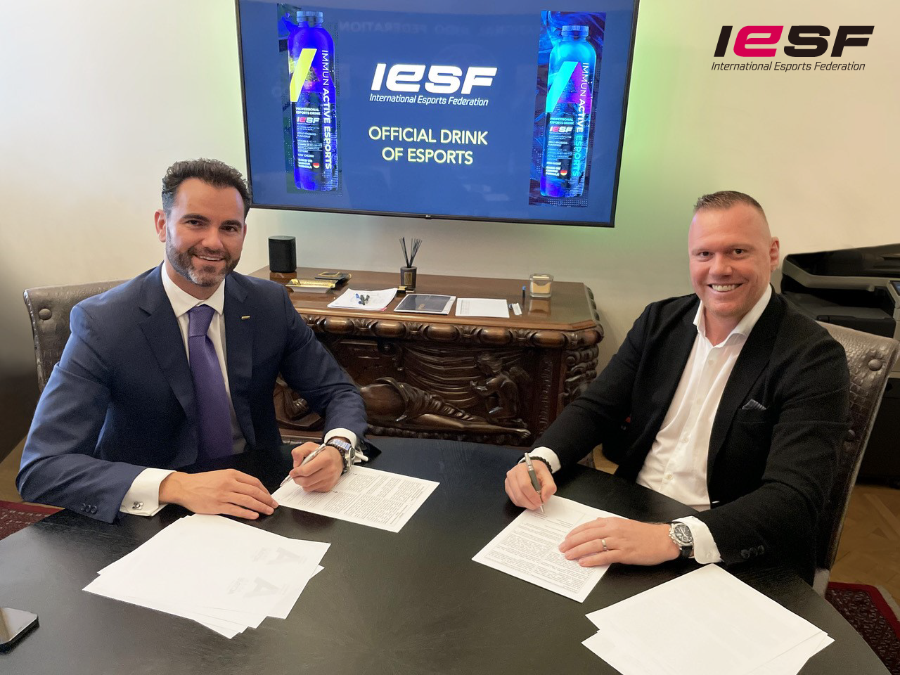 IESF President Vlad Marinescu, left, and Attila Bognár, managing director of Immun Active, have signed a long-term deal to supply esports athletes with a custom vitamin drink ©IESF