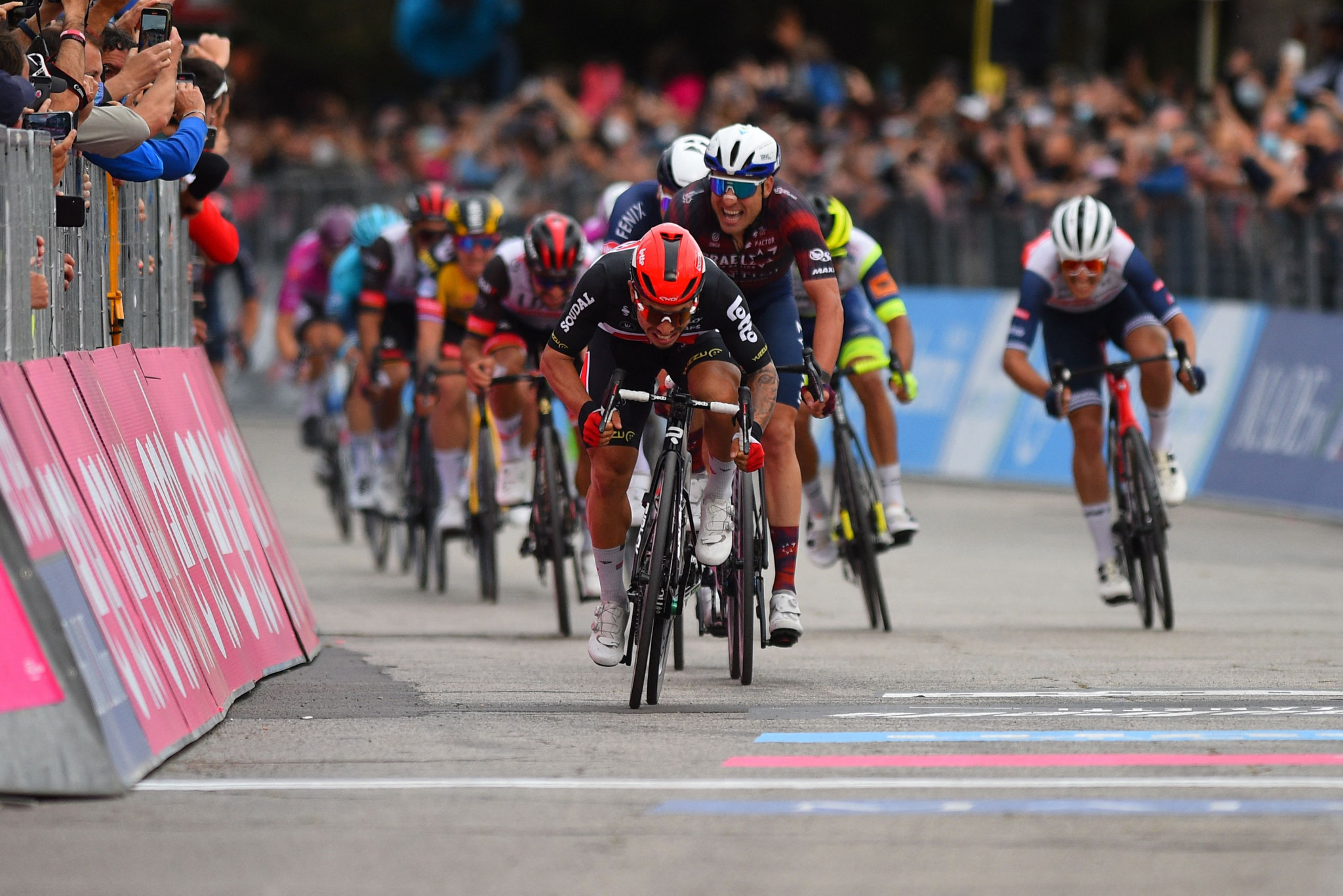 Ewan earns second stage win at Giro d’Italia with dominant finish in Termoli