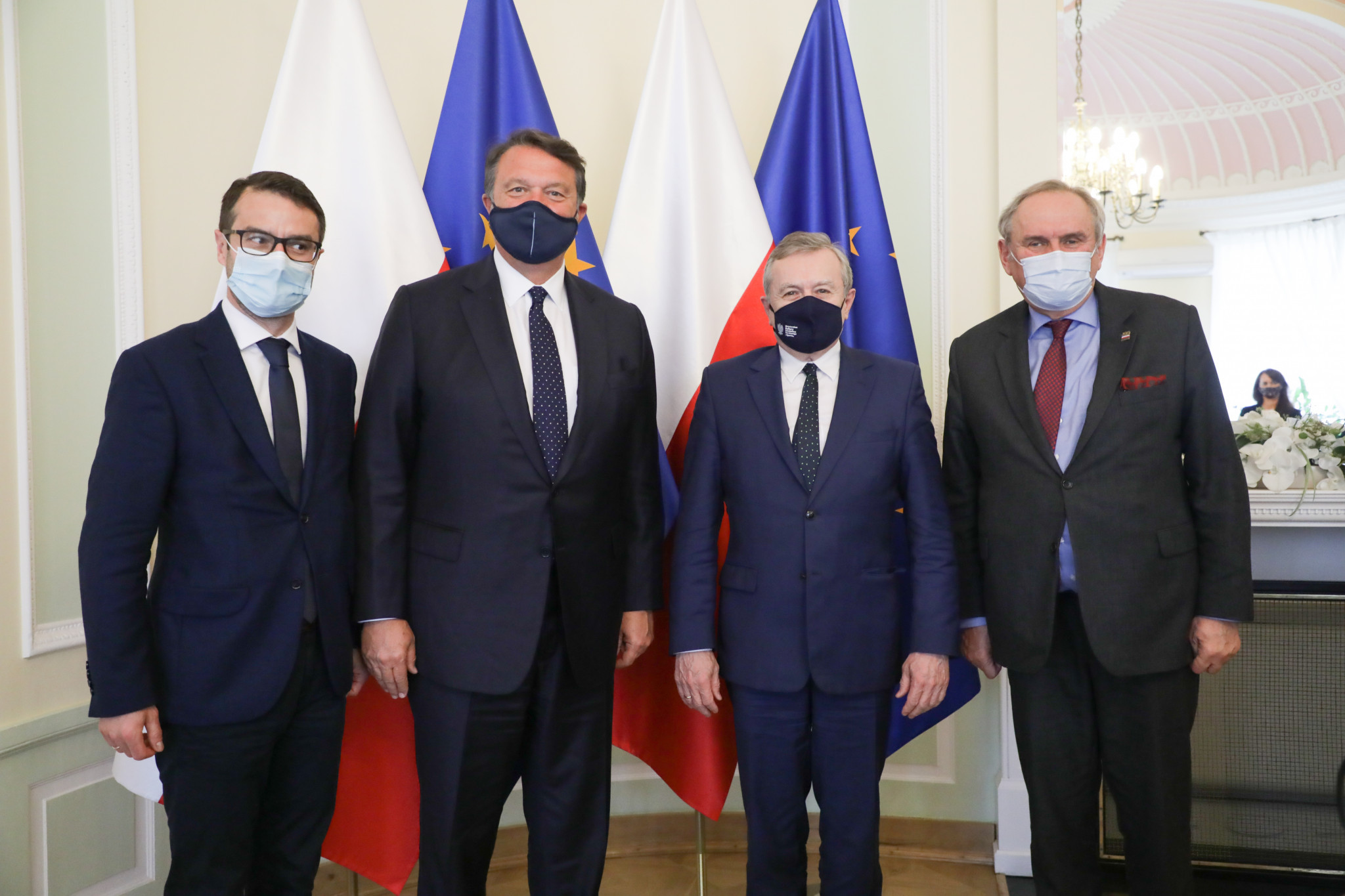 Poland’s Deputy Prime Minister Piotr Gliński, centre right, met with EOC officials  ©Government of Poland/Danuta Matloch