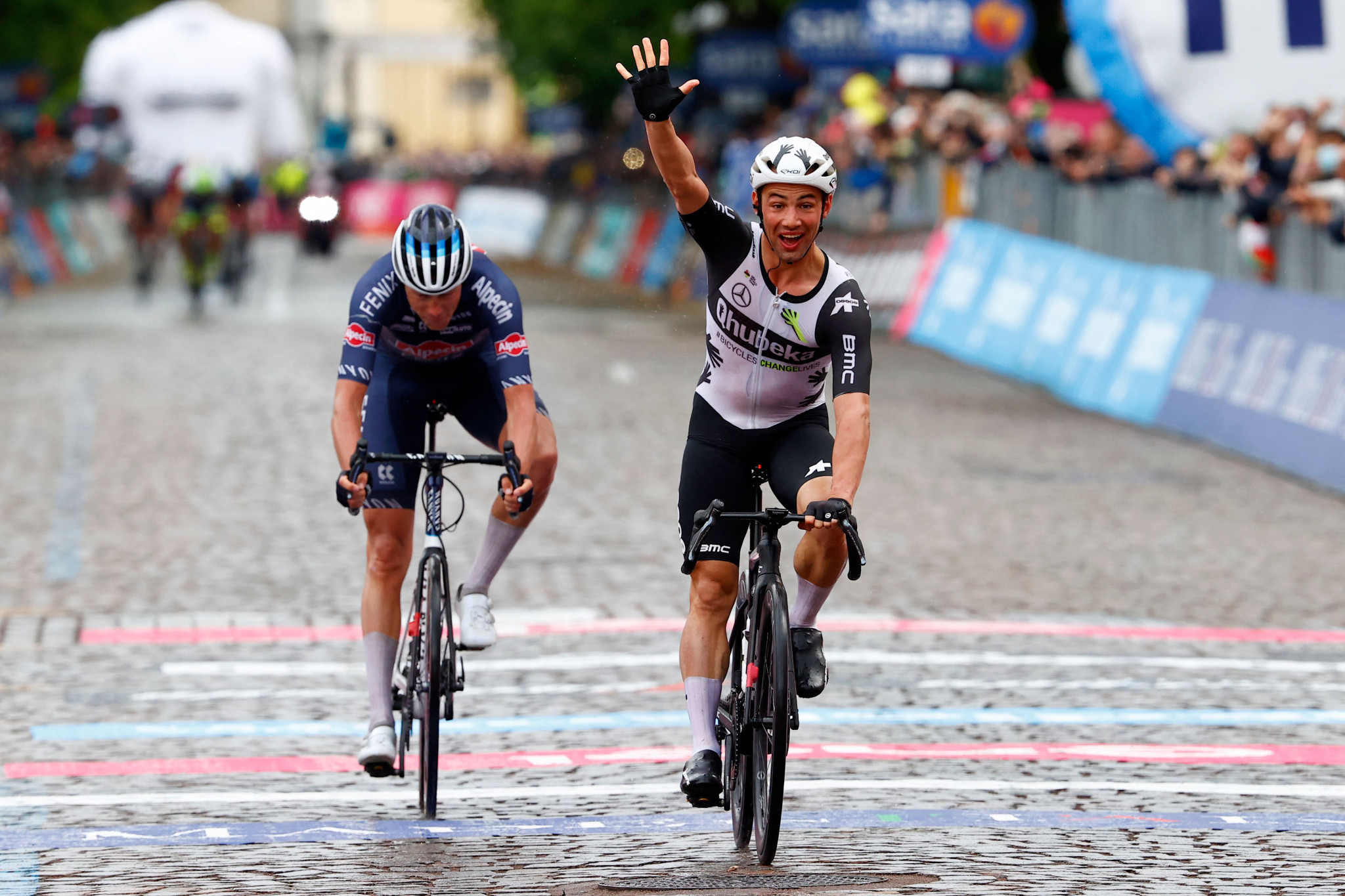 Campenaerts wins stage 15 from breakaway at Giro d'Italia