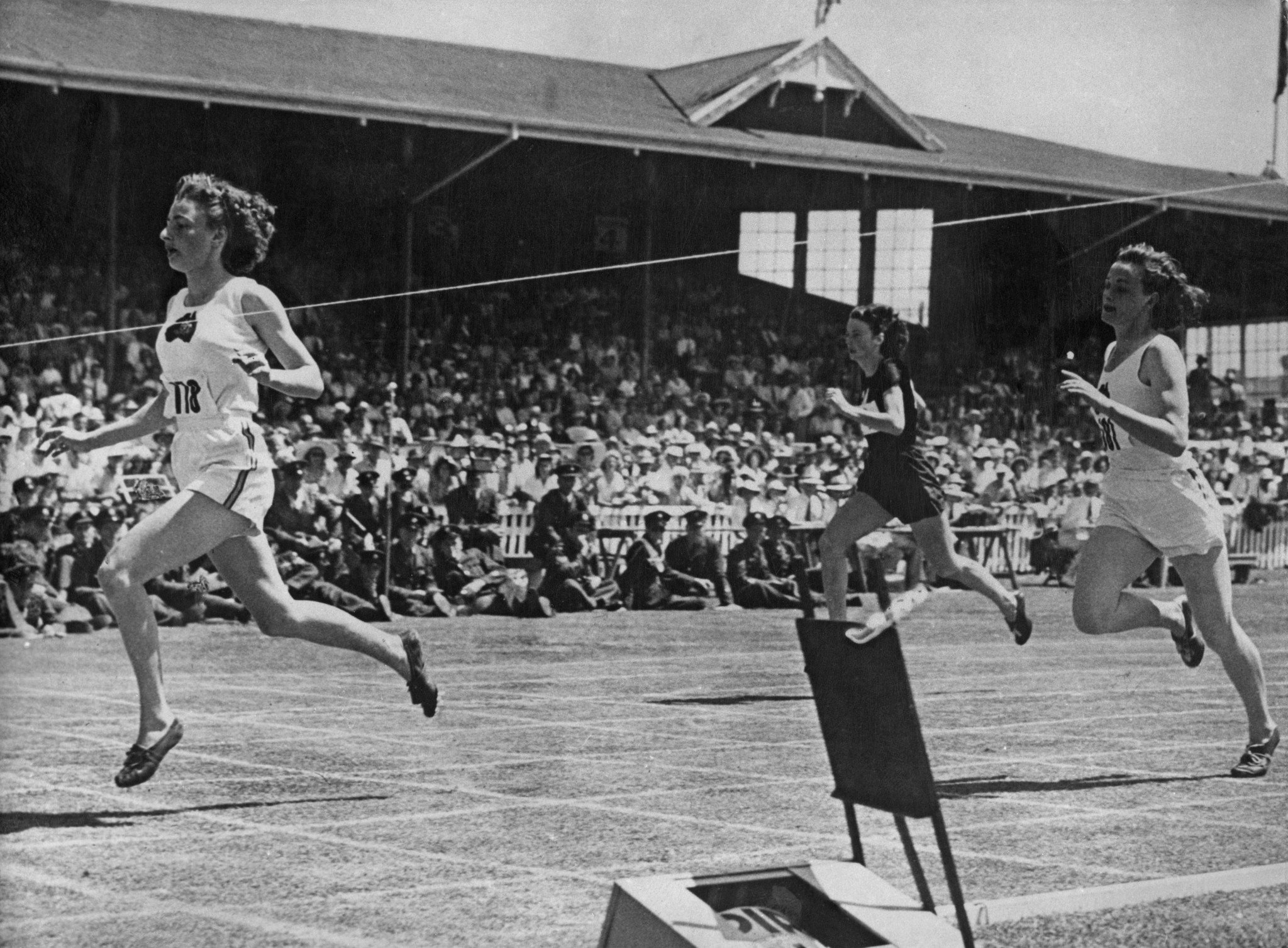 Marjorie Jackson-Nelson takes the tape first at the Auckland 1950 British Empire Games ©Getty Images