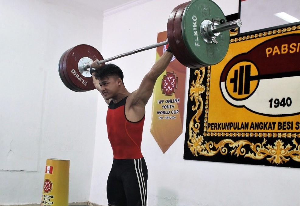 Rizki Juniansyah broke all three73kg junior world records ©Indonesia Weightlifting Federation