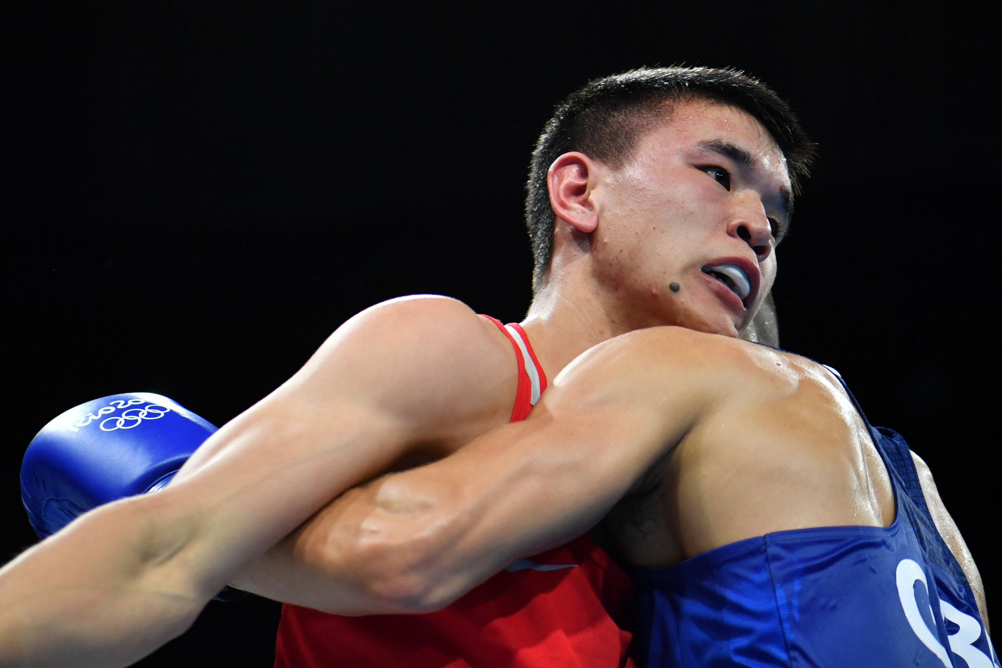 Ablaikhan Zhussupov, in red, claimed his place in the welterweight final at the Asian Elite Boxing Championships in Dubai ©Getty Images