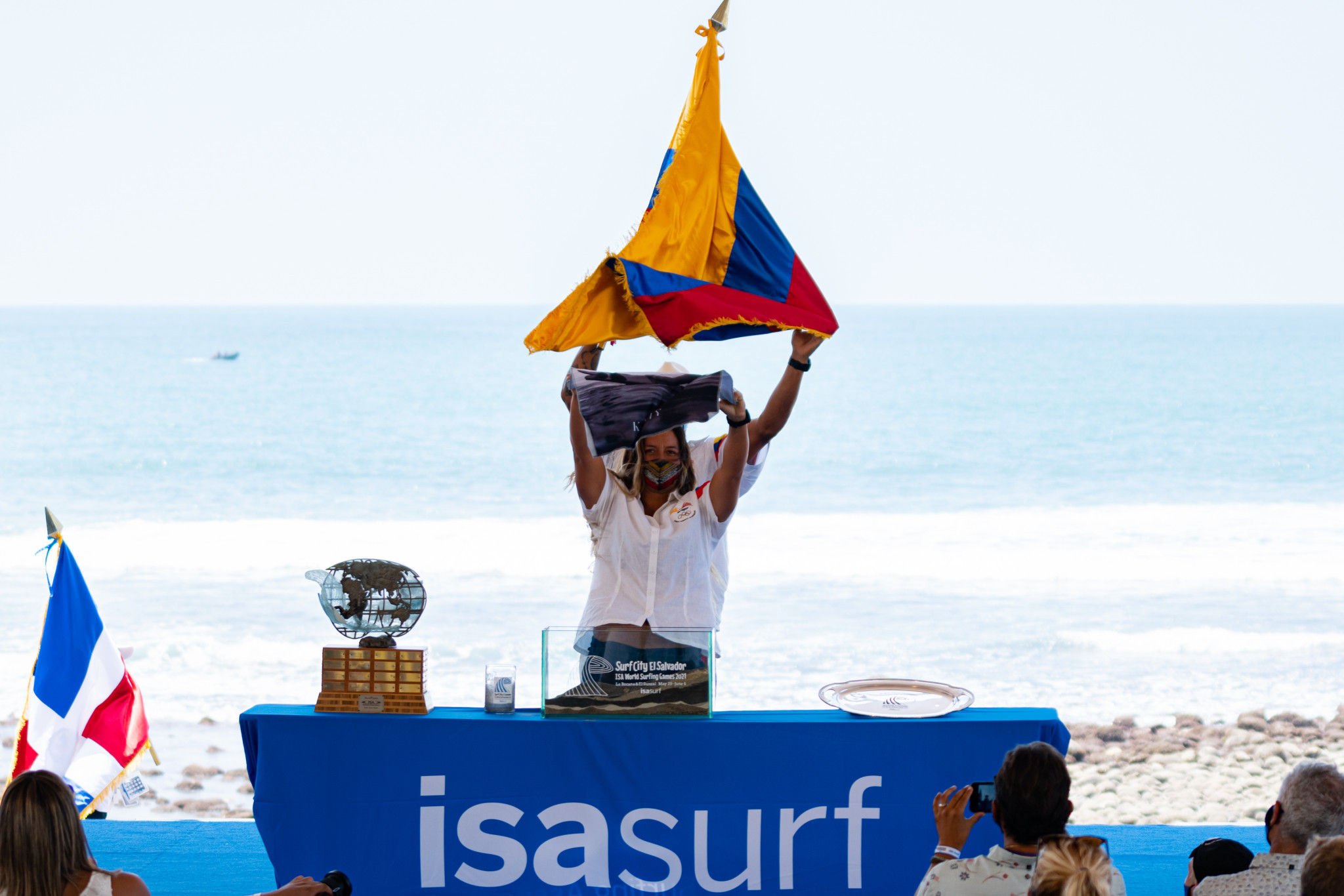 Ecuador's representatives are all smiles at the World Surfing Games Opening Ceremony ©ISA/Ben Reed
