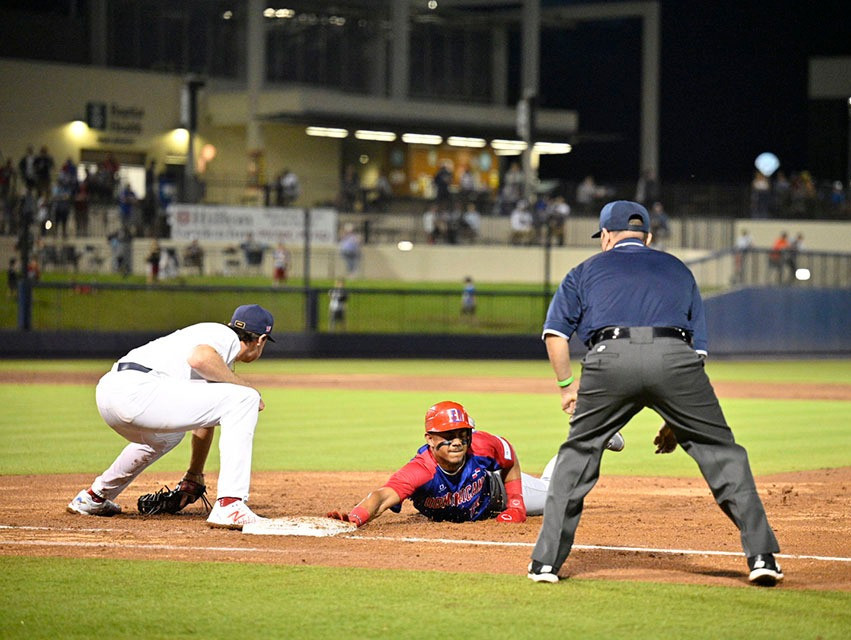 The United States defeated Dominican Republic to progress to the super round ©WBSC