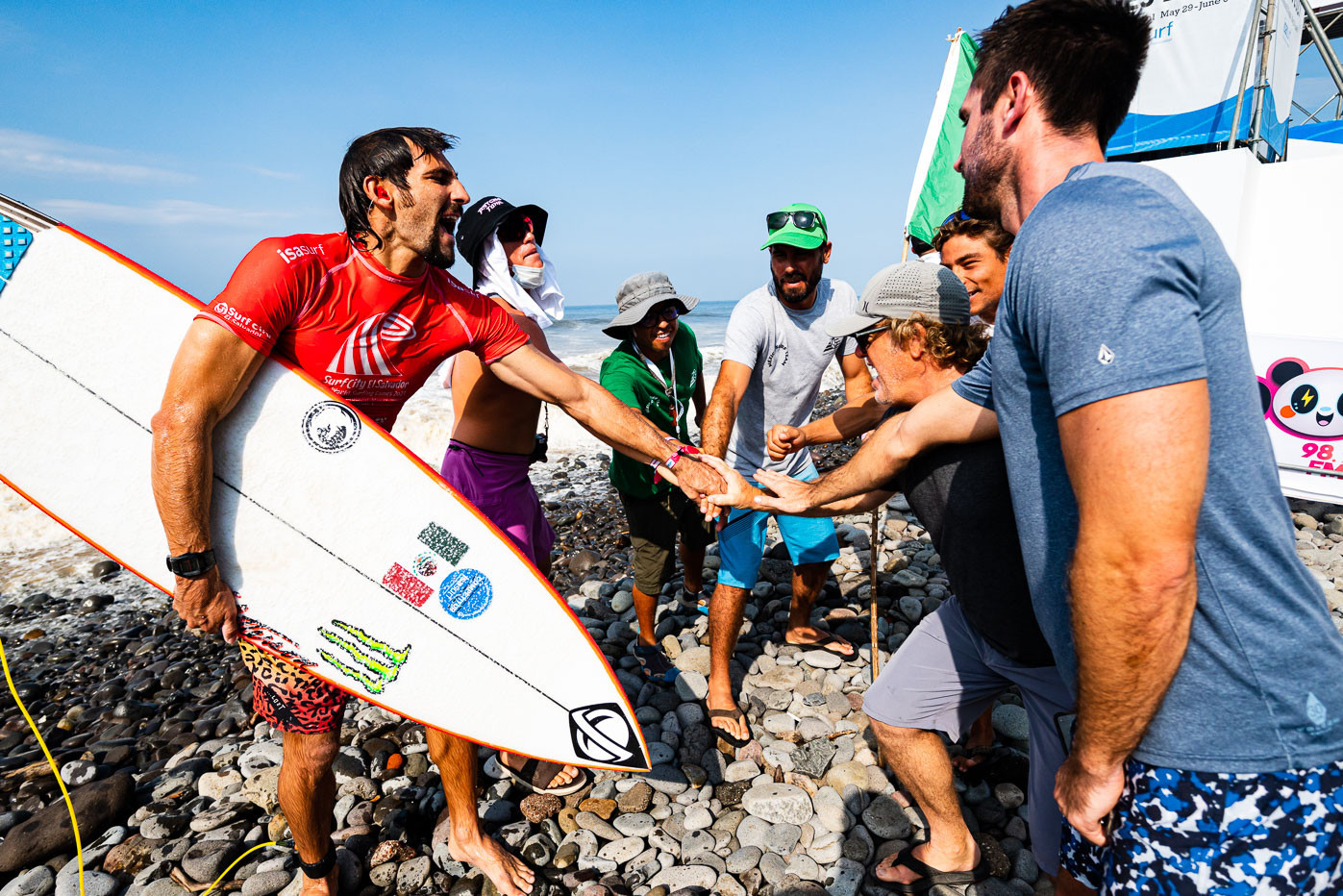 Dylan Southworth of Mexico gets encouragement from supporters on the beach ©ISA/Ben Reed
