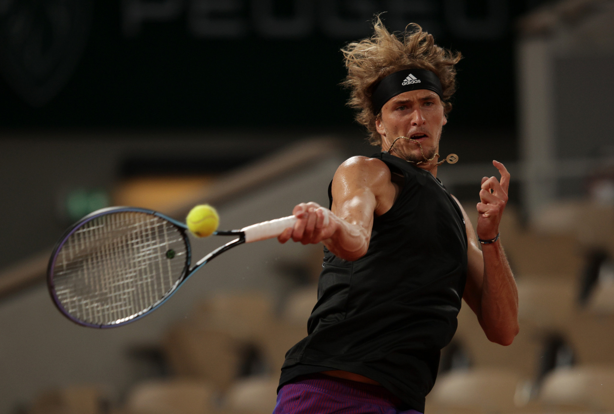 Alexander Zverev hits a forehand on his way to thumping Laslo Đjere ©Getty Images