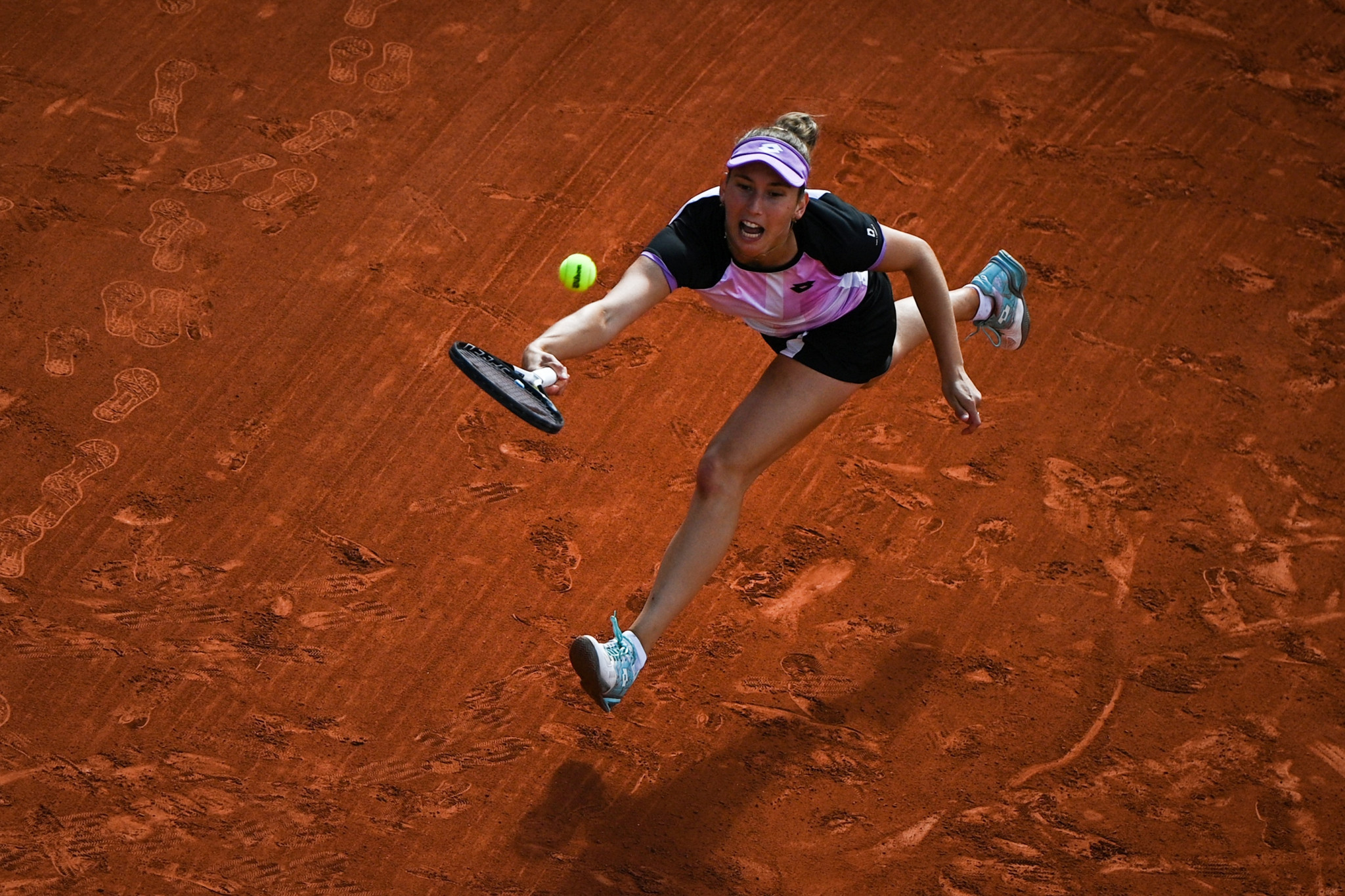 Elise Mertens reaches to retrieve the ball during her defeat to Maria Sakkari ©Getty Images