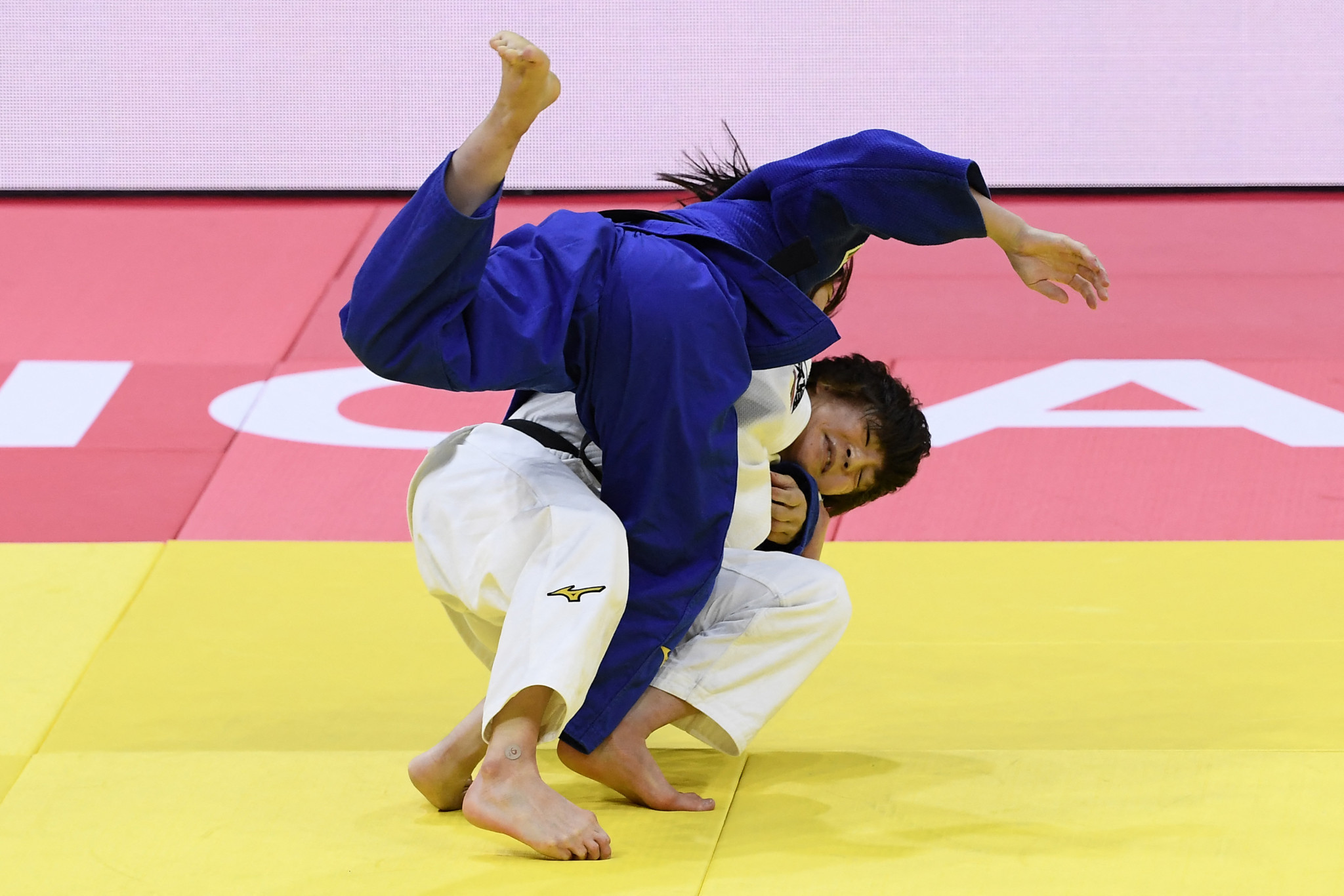 Natsumi Tsunoda, white, tries to trip Wakana Koga in the women's under-48kg final ©Getty Images