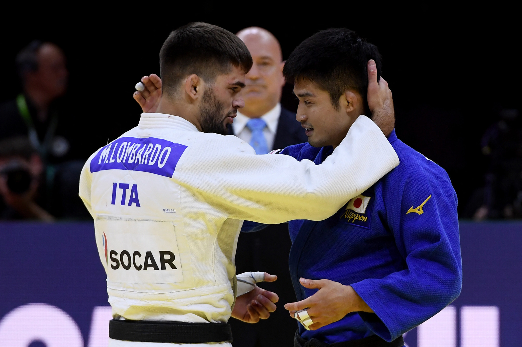 Manuel Lombardo congratulates Joshiro Maruyama for successfully defending the men's under-66kg crown ©Getty Images