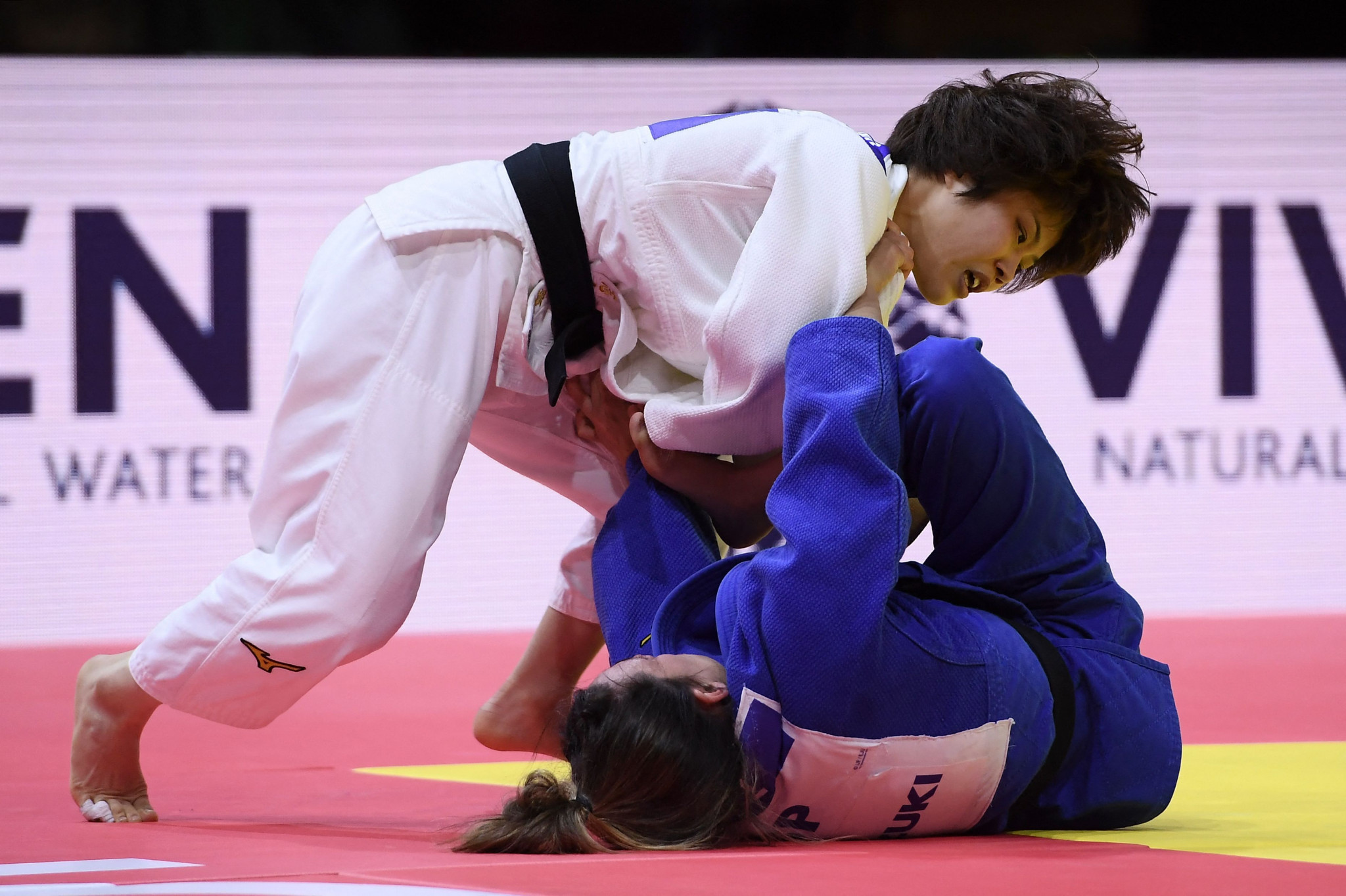Ai Shishime, left, tries to pin Ana Perez Box to the ground ©Getty Images