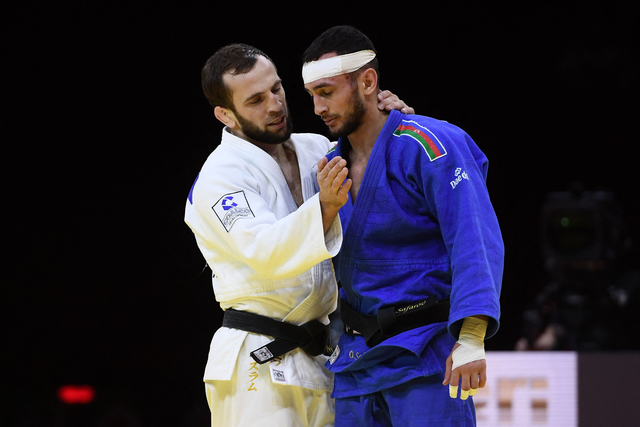 Shamilov, left, comforts Safarov after their bronze-medal match ©Getty Images