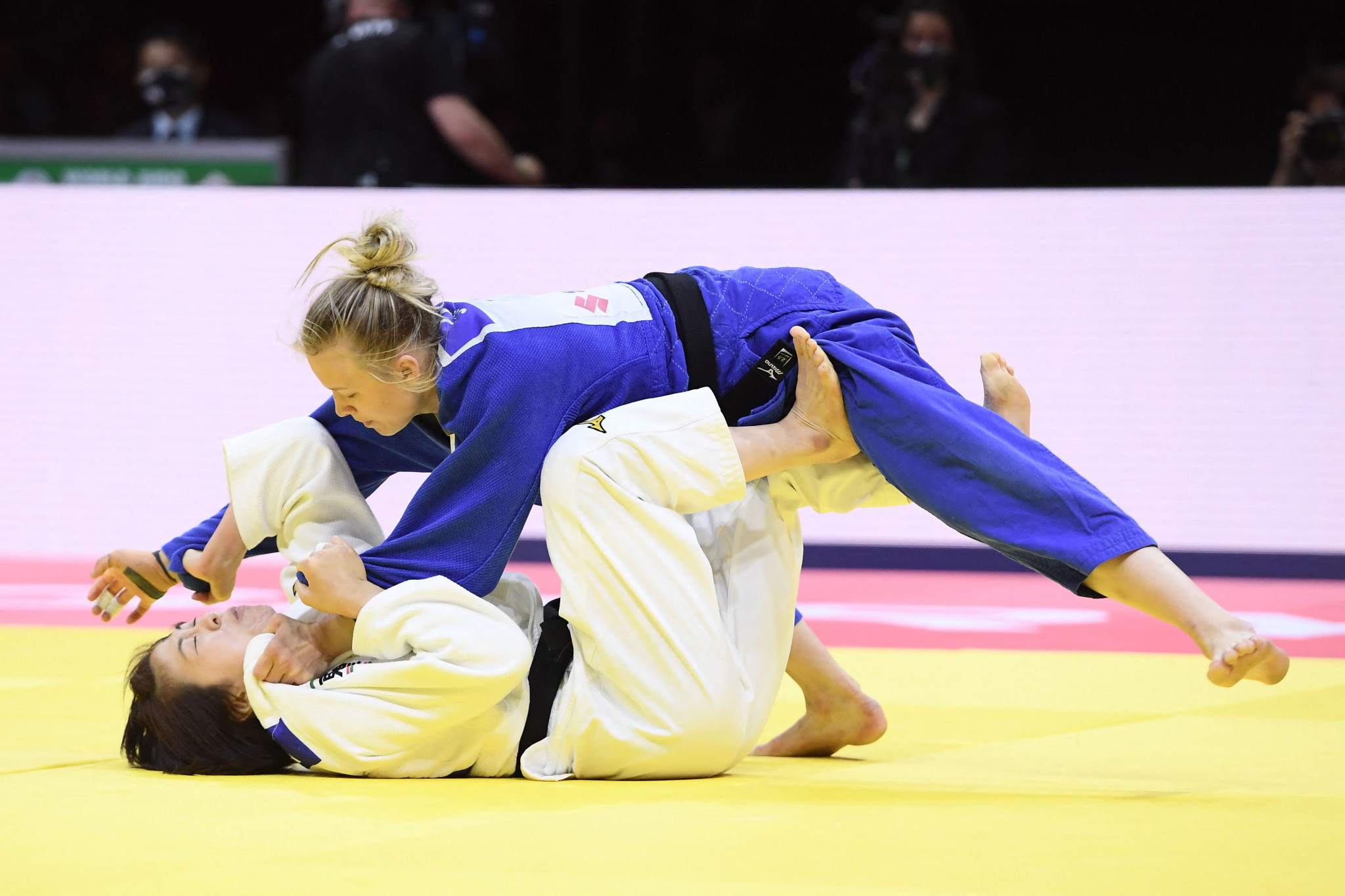 Jessica Klimkait takes control of her gold-medal bout against Momo Tamaoki ©Getty Images