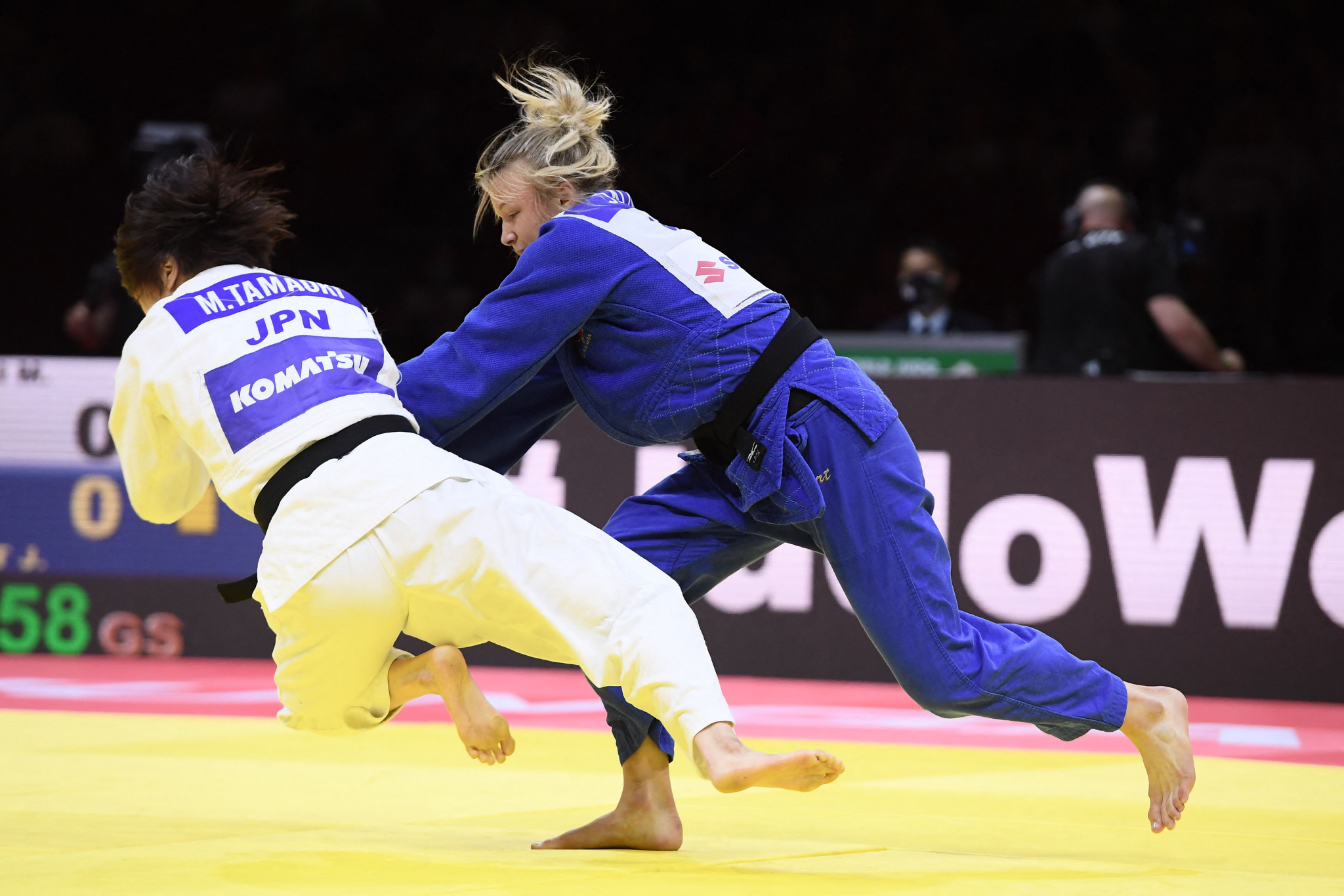 Jessica Klimkait throws Momo Tamaoki to the floor in the women's under-57kg final ©Getty Images