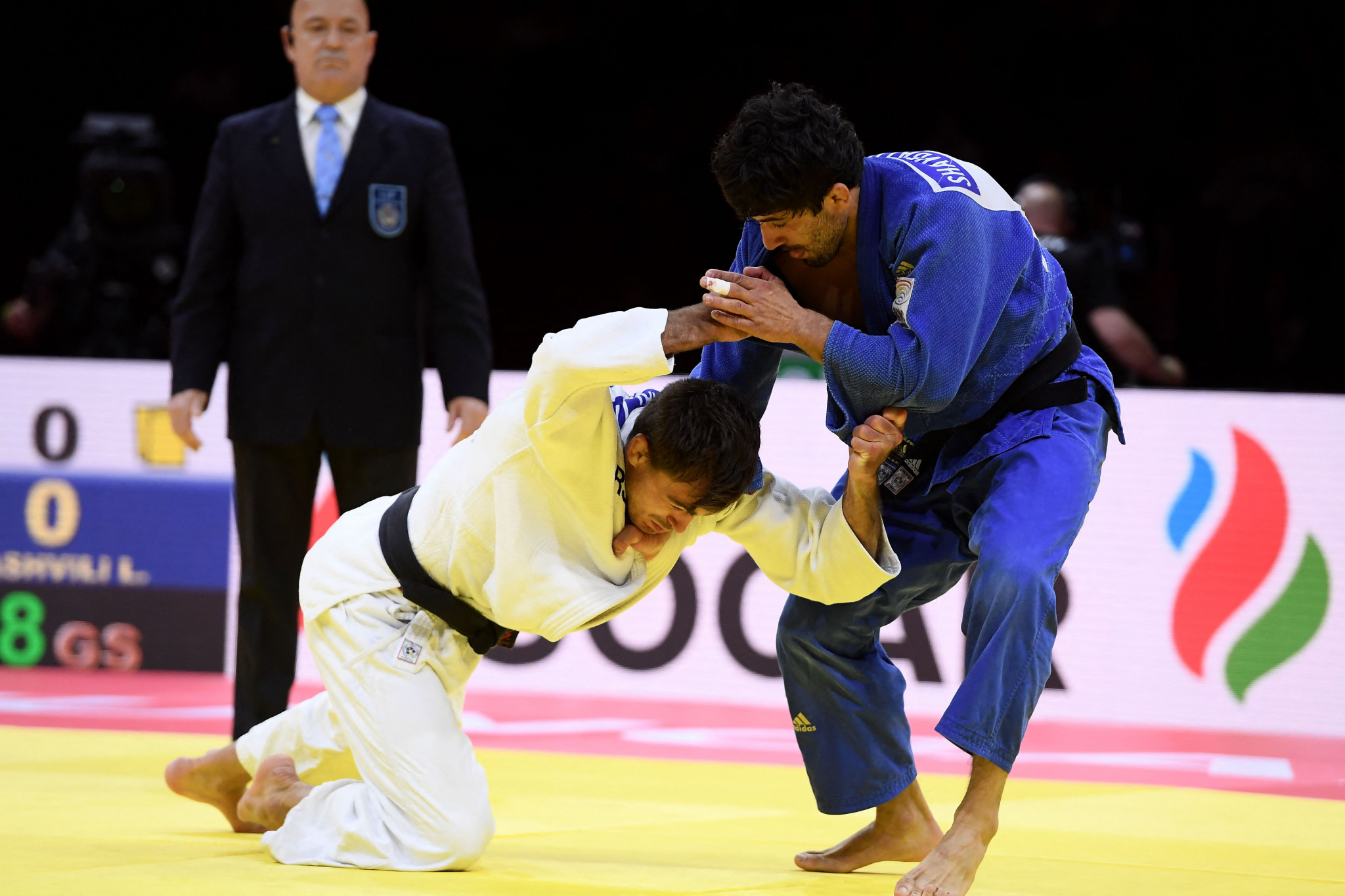 Shavdatuashvilim right, battles with Tommy Macias for the gold medal ©Getty Images