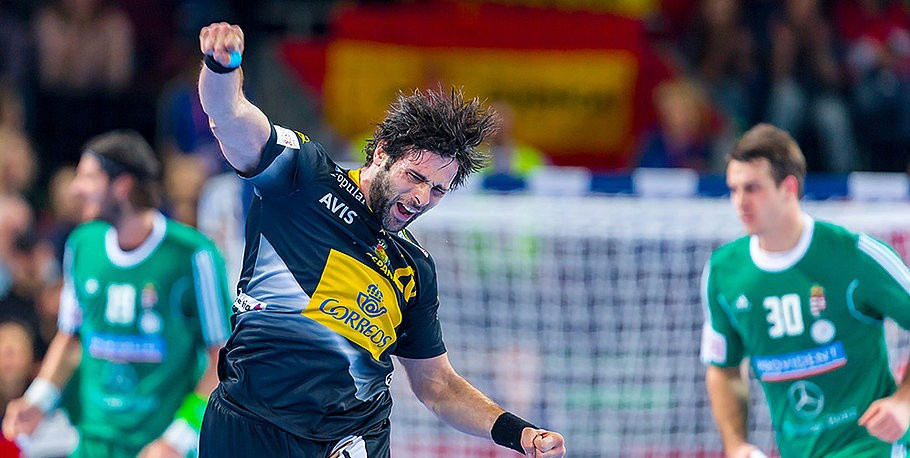 A last gasp penalty from Valero Rivera enabled Spain to overcome Hungary ©EHF2015