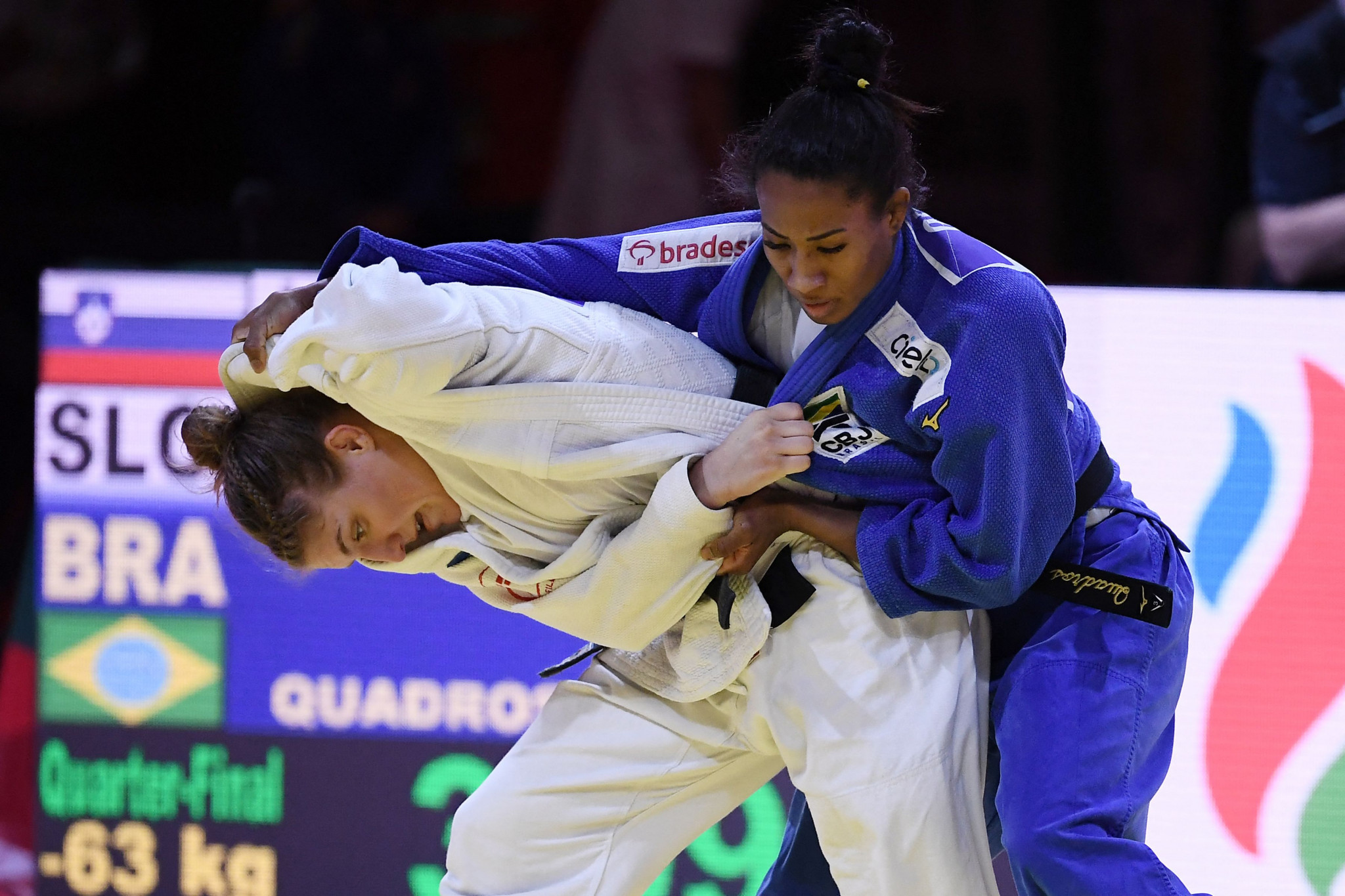 Leški, left, tussles with Brazil's Ketleyn Quadros in the quarter-finals ©Getty Images