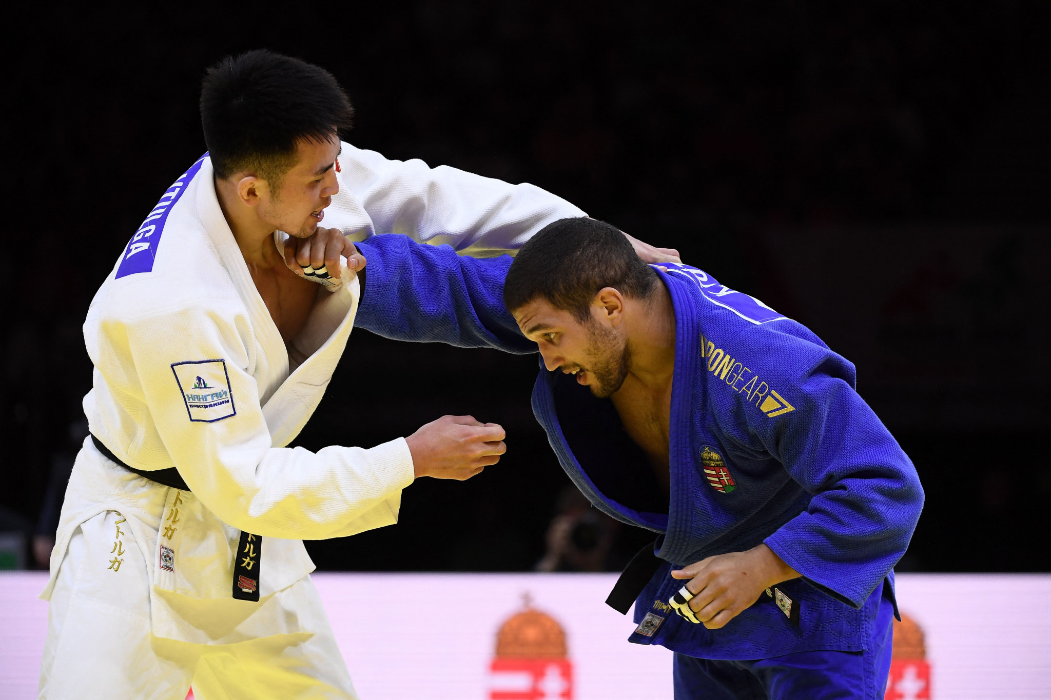 Krisztián Tóth, right, fights Mongolian giant Altanbagana Gantulga in the bronze-medal match ©Getty Images