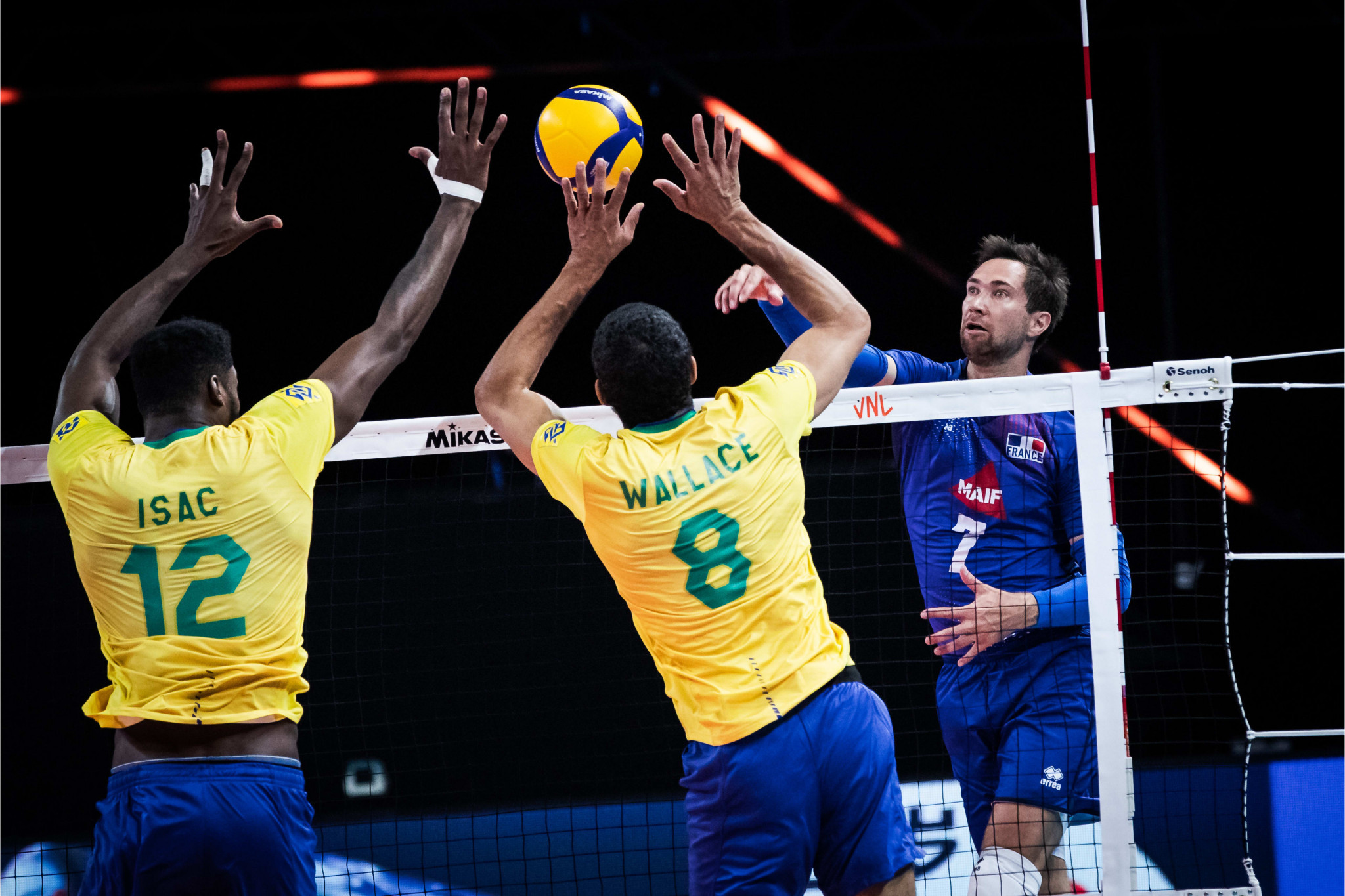 Brazil, playing in yellow, lead the men's Volleyball Nations League after beating Poland today to record their eighth win ©Volleyball World
