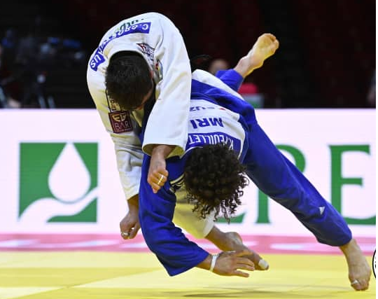 Rémi Feuillet flipping Ciril Grossklaus in the third round of the men's under-90kg category ©IJF