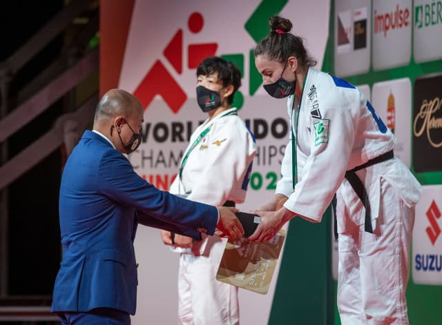 Huawei Technologies Hungary chief executive Colin Cai presenting women's under-70kg champion Barbara Matić of Croatia with her prize ©IJF