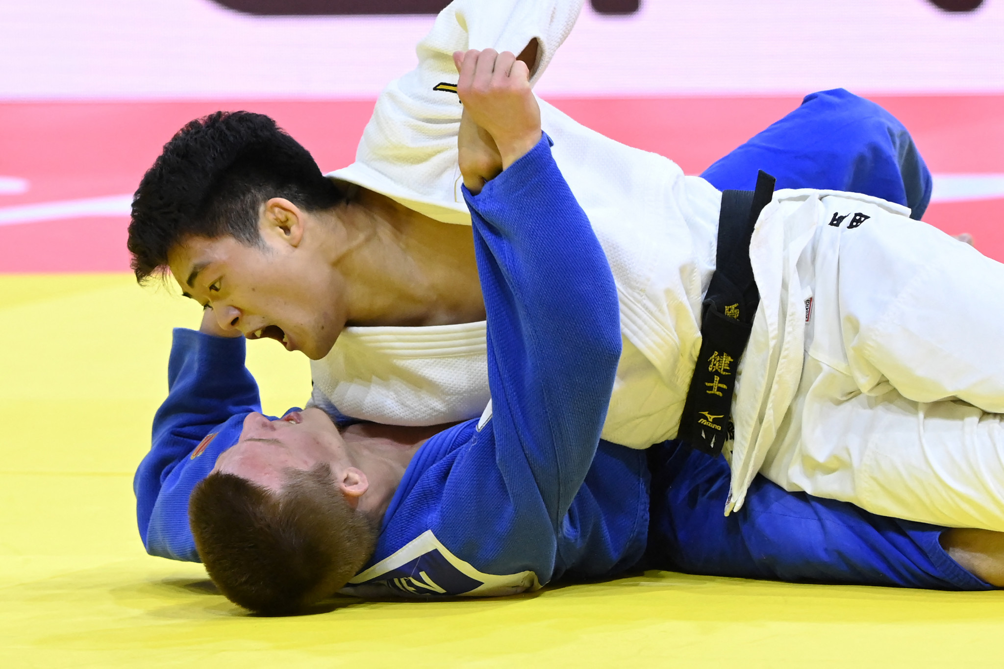 Japan's Kenshi Harada, in white, defeats the Russia Judo Federation's Ayub Khazhaliev in the semi-finals of the mixed team competition, helping Japan march to the final ©Getty Images