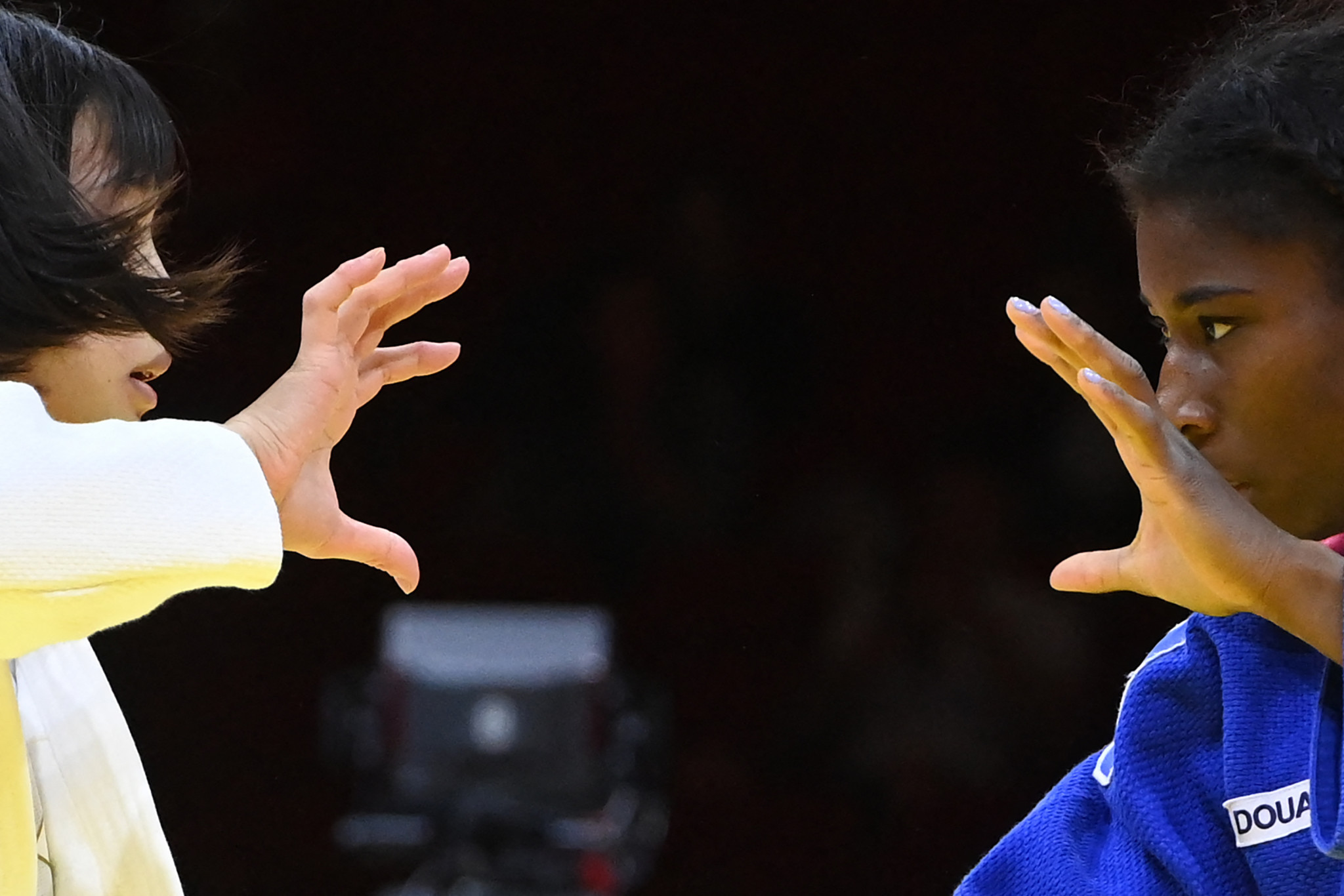 Come the final, Japan's Saki Niizoe, left, won her bout against tough Frenchwoman Marie-Eve Gahié ©Getty Images
