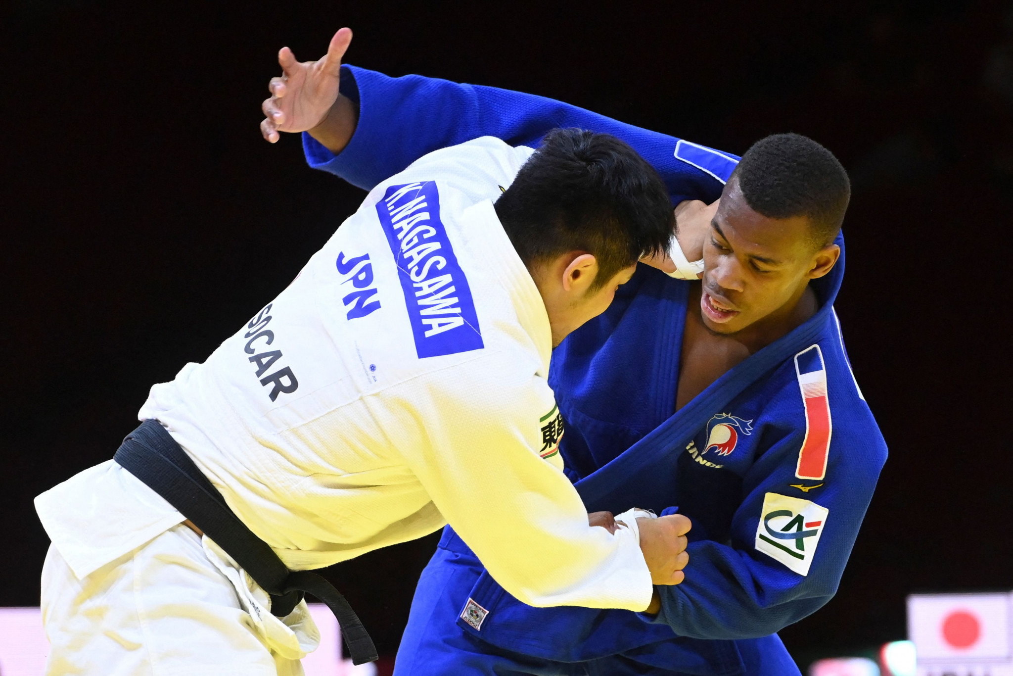 Japan's Kenta Nagasawa, left, came out on top during a close contest with France's Francis Damier, right ©Getty Images