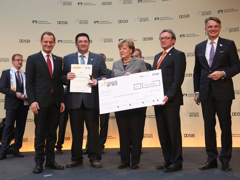 German Chancellor Angela Merkel and DOSB President Alfons Hörmann presented the award ©DOSB