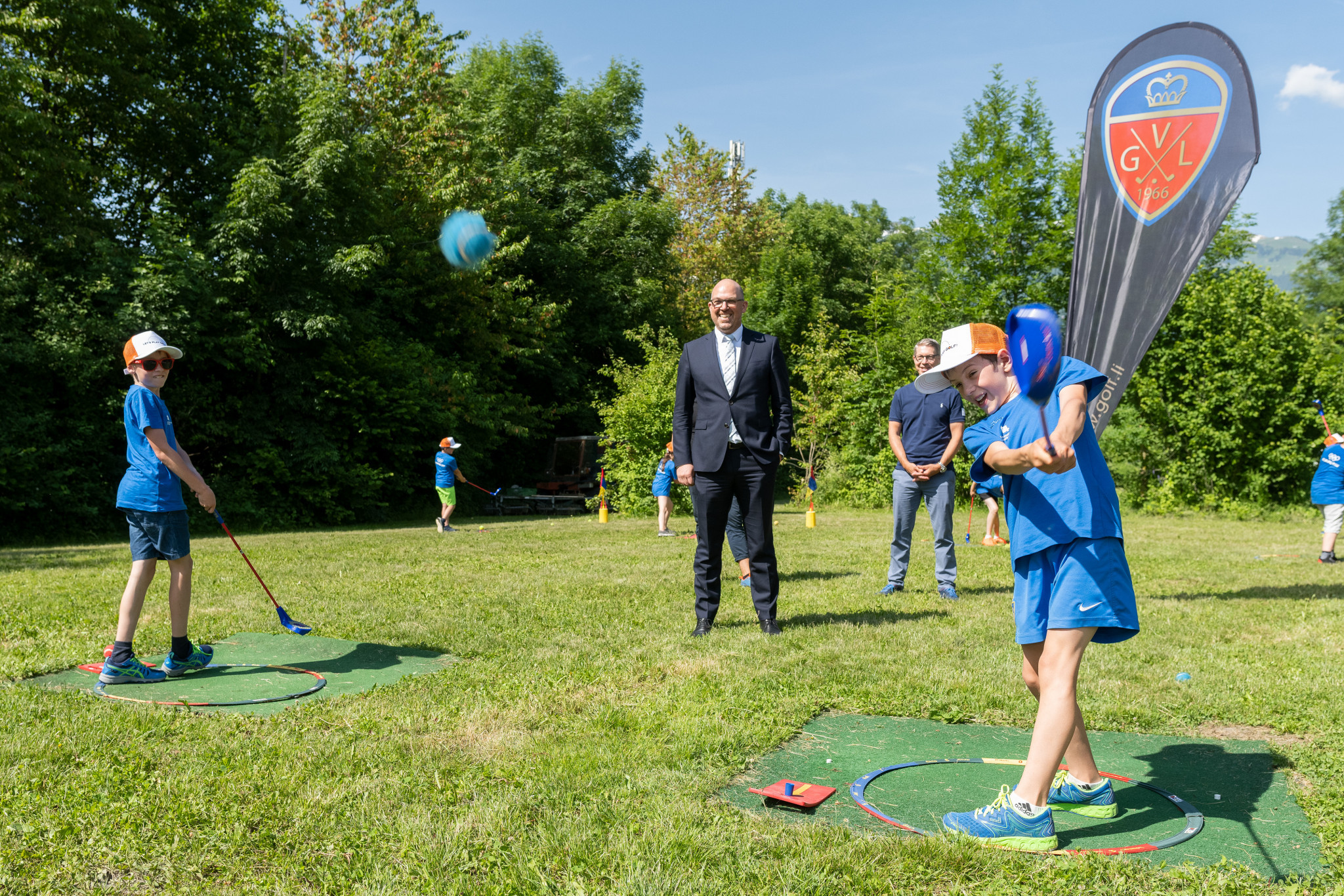 Liechtenstein Prime Minister Daniel RIsch visited several sites to watch youngsters take part in Olympic Day ©LOC