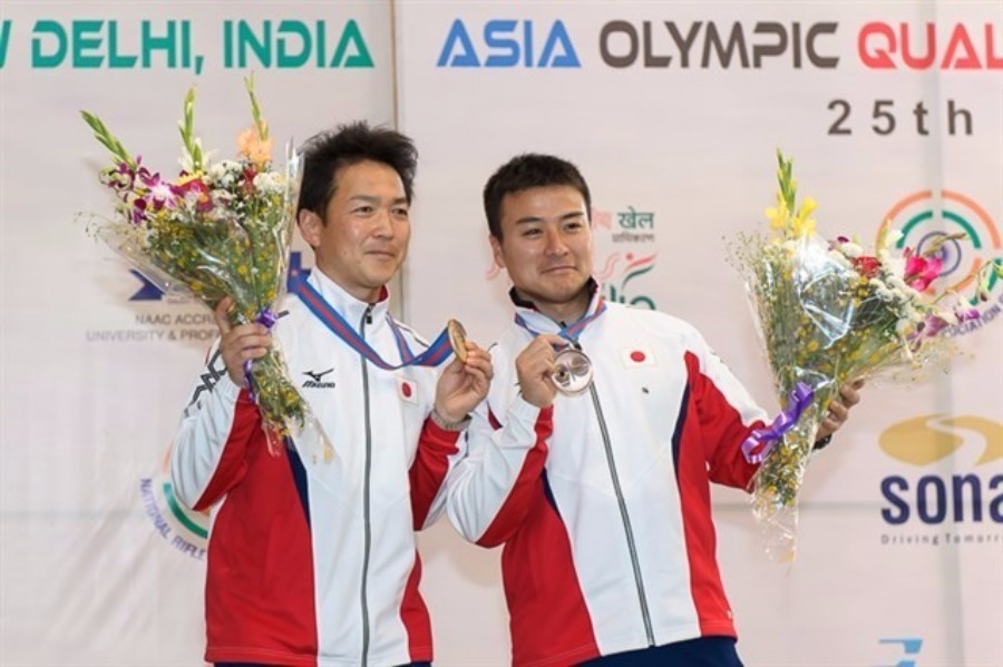 Teruyoshi Akiyama (left) claimed gold in the 25m rapid fire pistol event ©ISSF