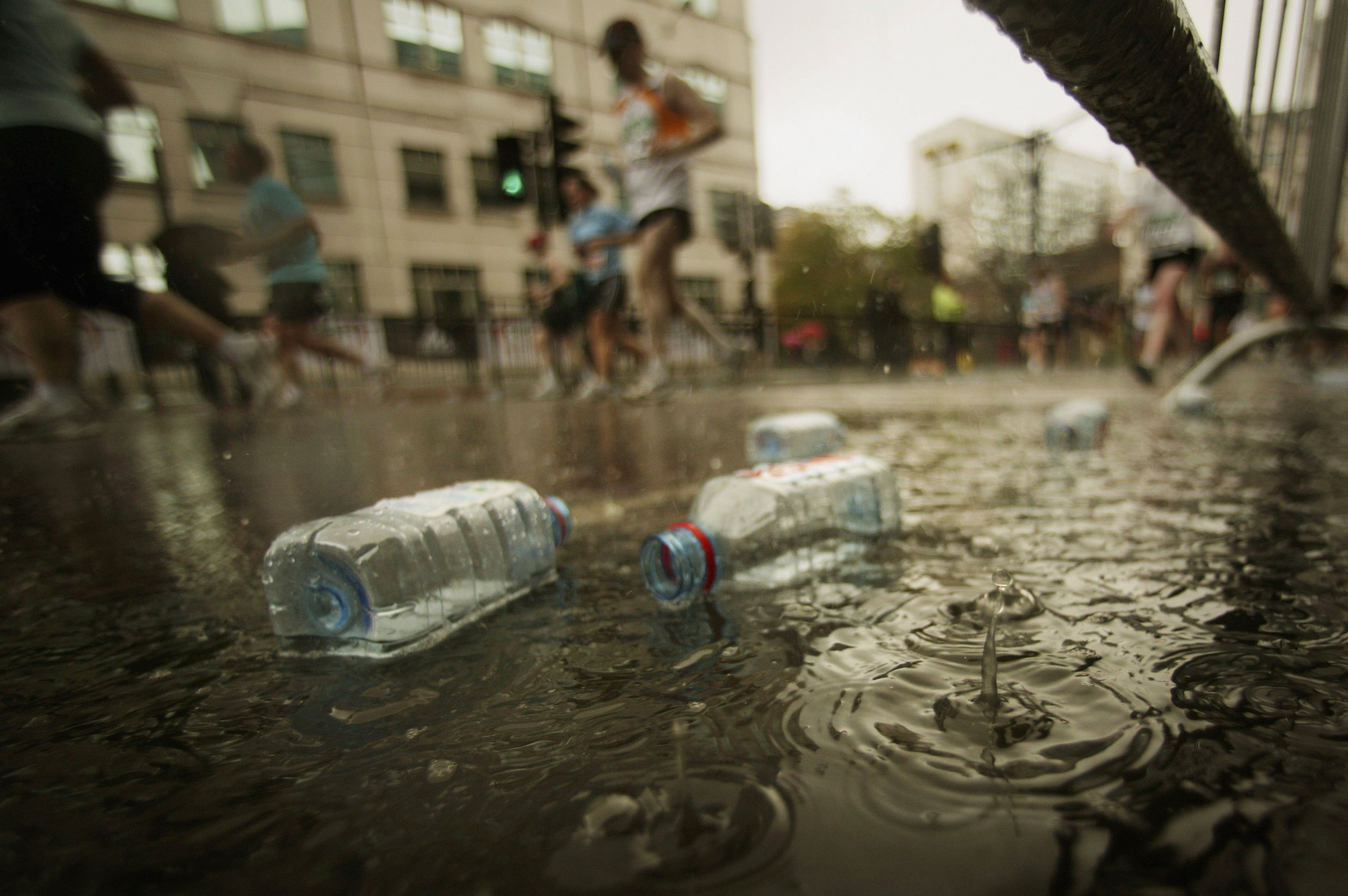 The belts are set to stop London Marathon participants from throwing their bottles into the streets ©Getty Images