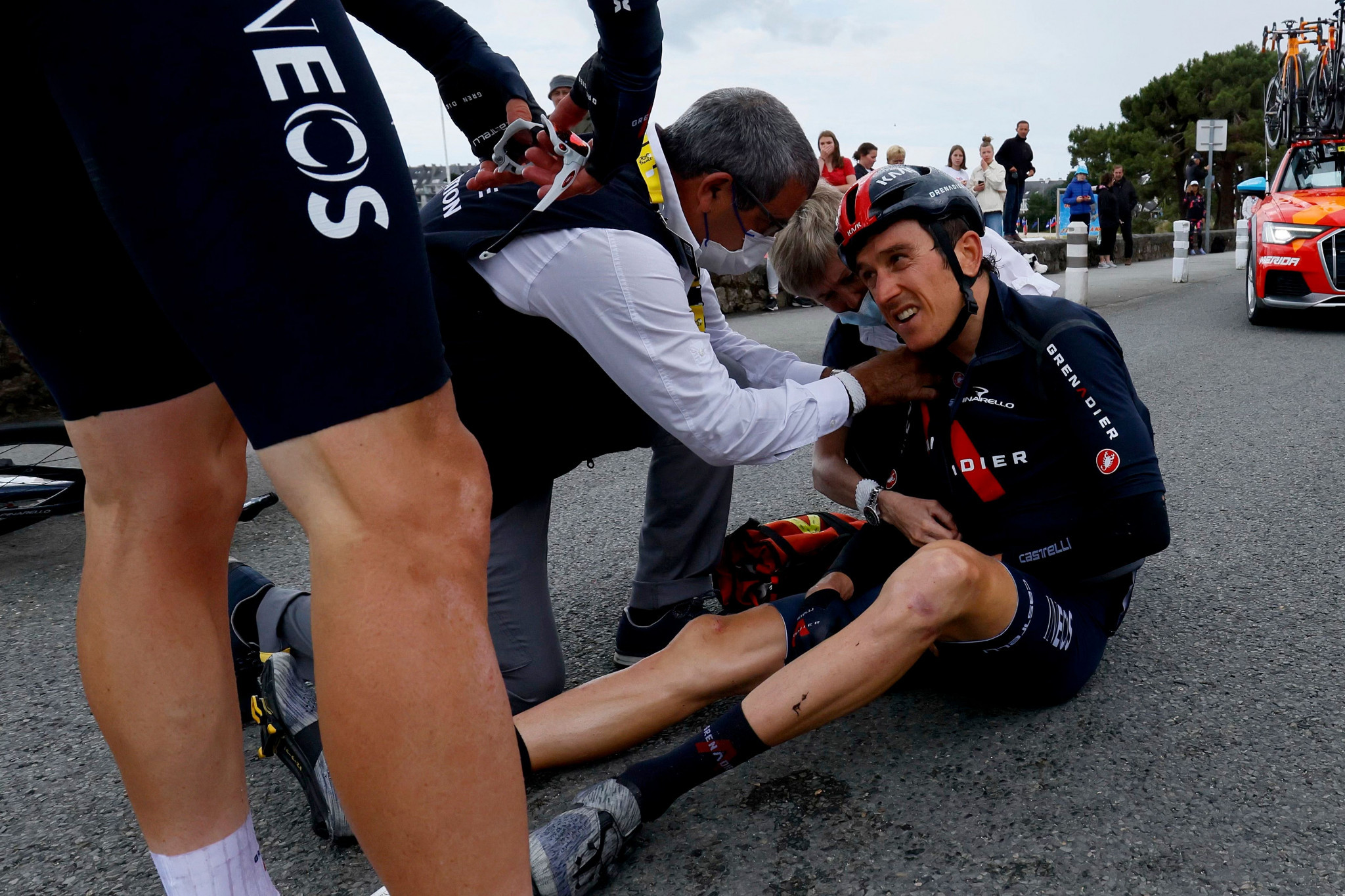 Geraint Thomas receives treatment after suffering a heavy fall ©Getty Images