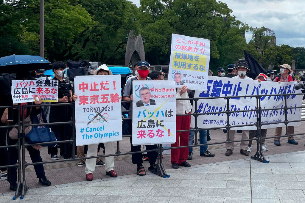 Protestors greeted Thomas Bach's arrival in Hiroshima, which has been the subject of controversy ©Getty Images