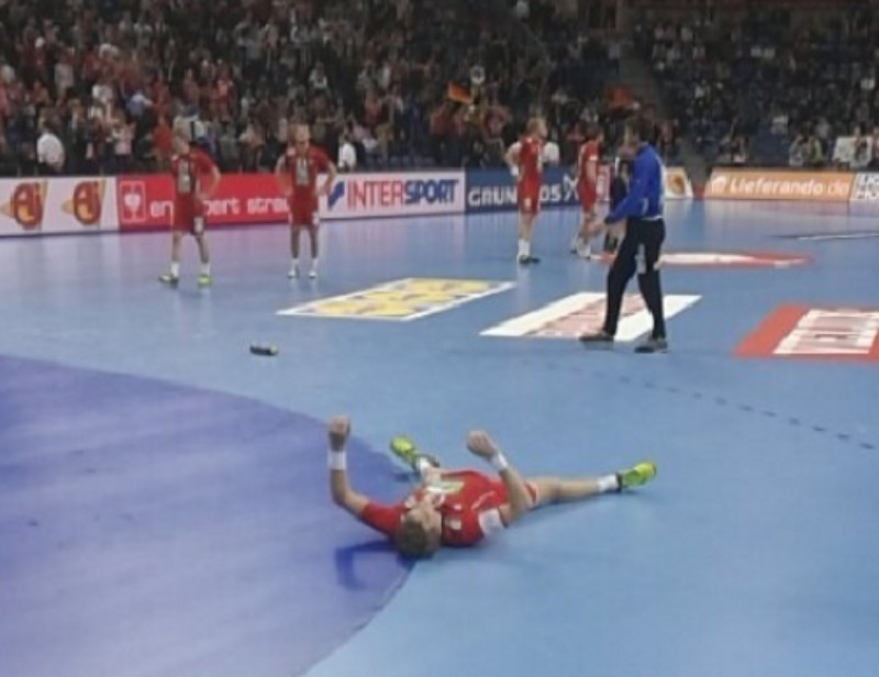 Hearbroken Norwegian players following their defeat to Germany ©EHF/Twitter