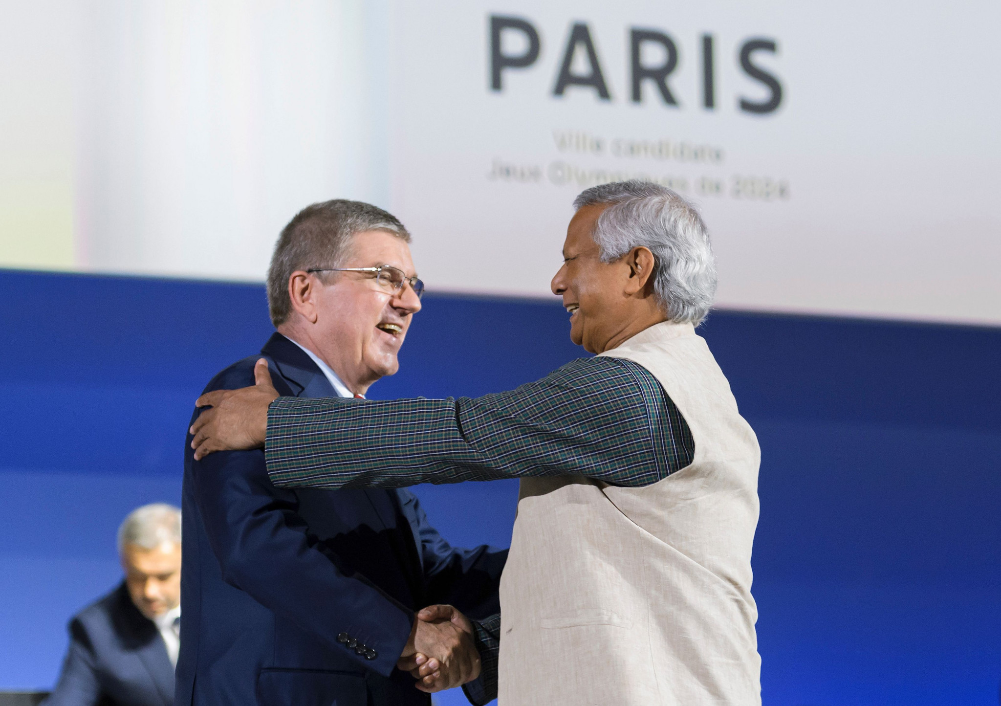 Professor Muhammad Yunus, right, and IOC President Thomas Bach, left ©Getty Images