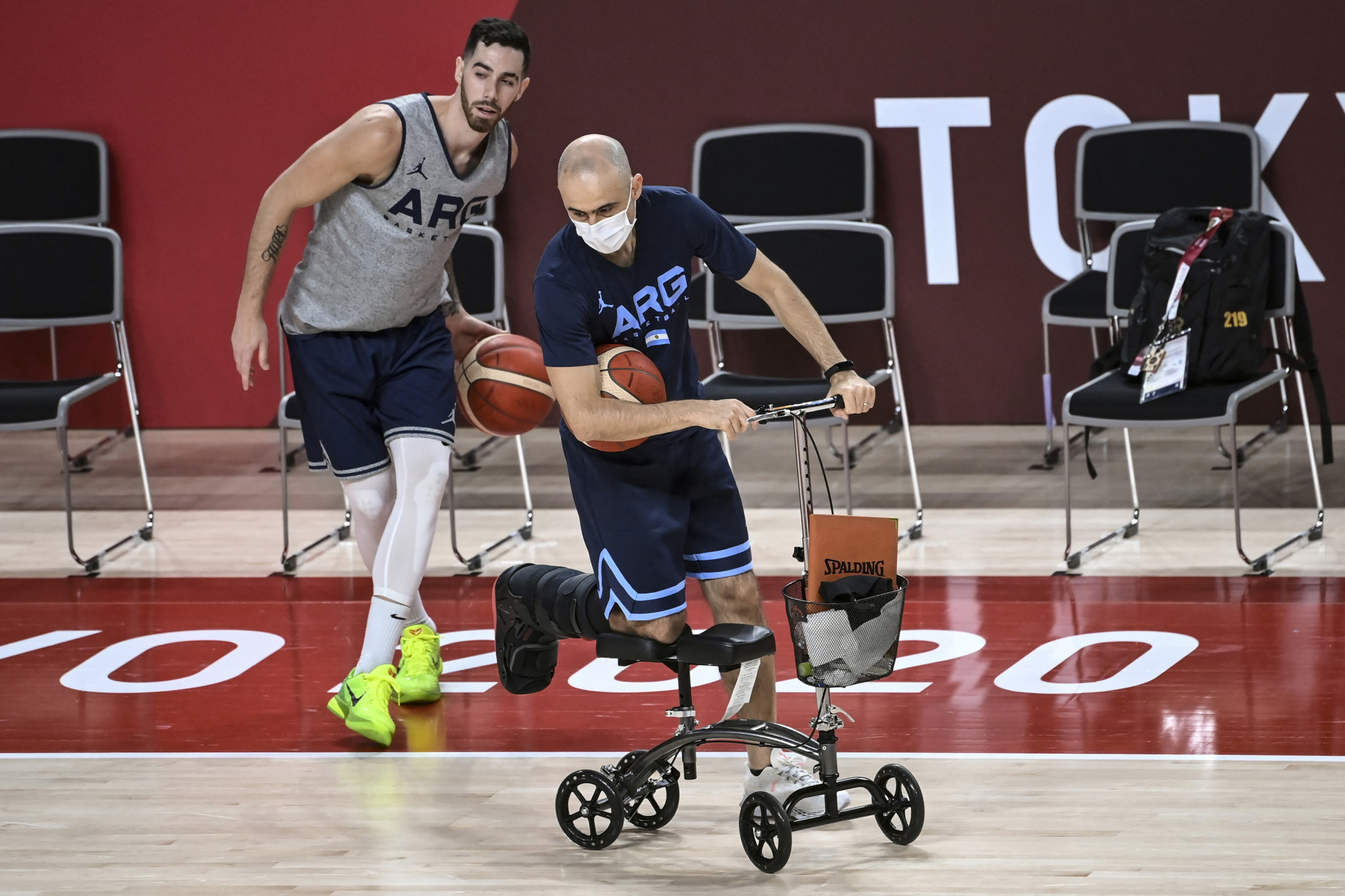 Argentina's basketball squad train with the aid of a trolley ©Getty Images