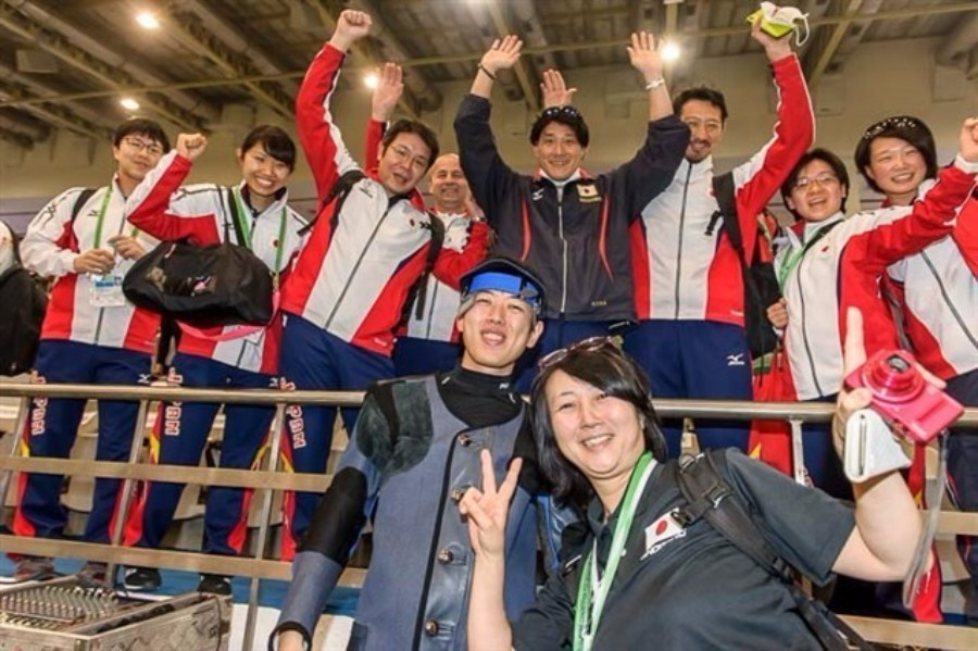 Japanese team members gather with 10m air rifle gold medal winner Naoya Okada ©ISSF