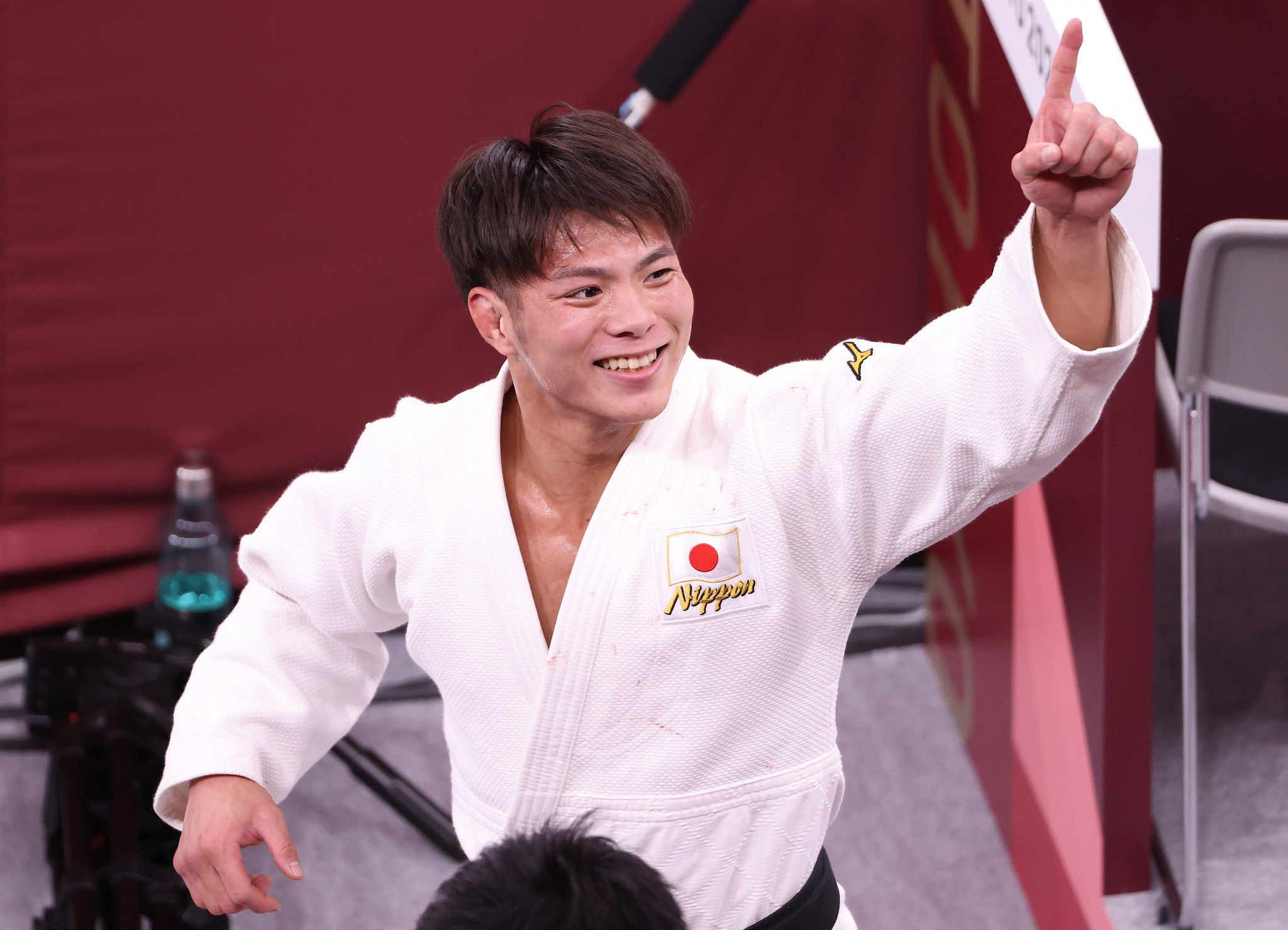 Hifumi Abe celebrates after following up his sister's success by winning gold in the men's under-66kg category ©Getty Images