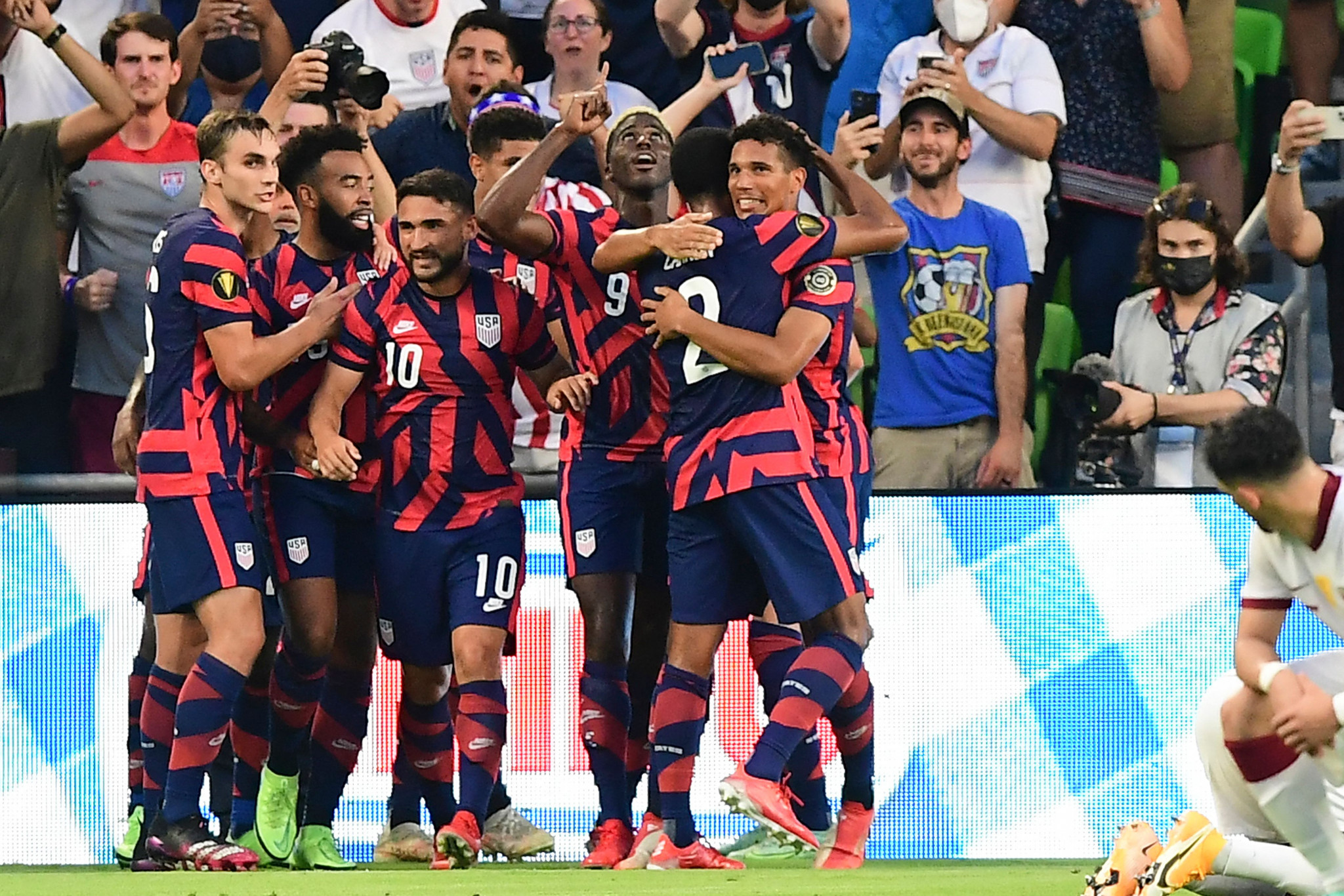 USA beat Qatar and Mexico strike late after offensive chanting at Gold Cup