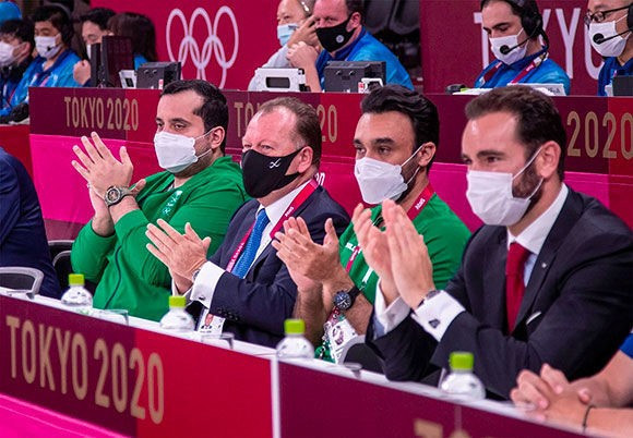 International Judo Federation President Marius Vizer watches the match with the Saudi delegation ©IJF