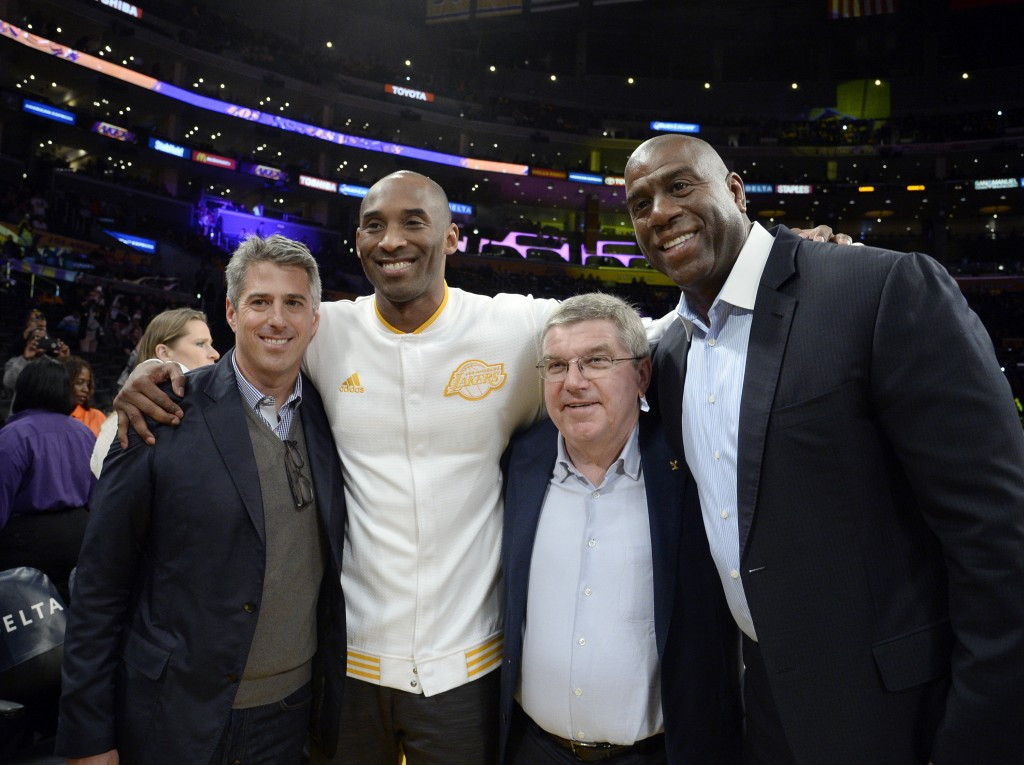 Thomas Bach met with basketball stars Kobe Bryant and Magic Johnson after a Los Angeles Lakers match ©Getty Images