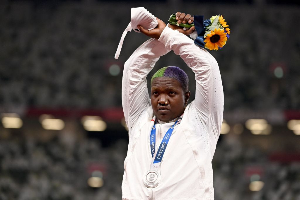 American shot putter Raven Saunders demonstrated on the podium after winning silver in the shot put ©Getty Images