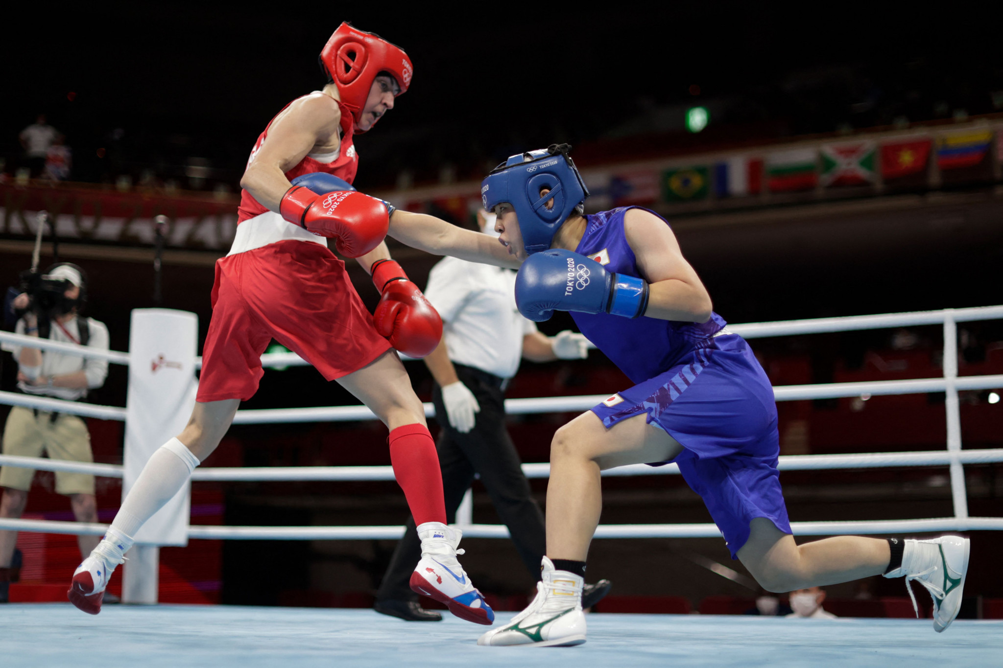 Sena Irie, right, overcame Nesthy Petecio, left, with a series of jabs in the women's featherweight final ©Getty Images