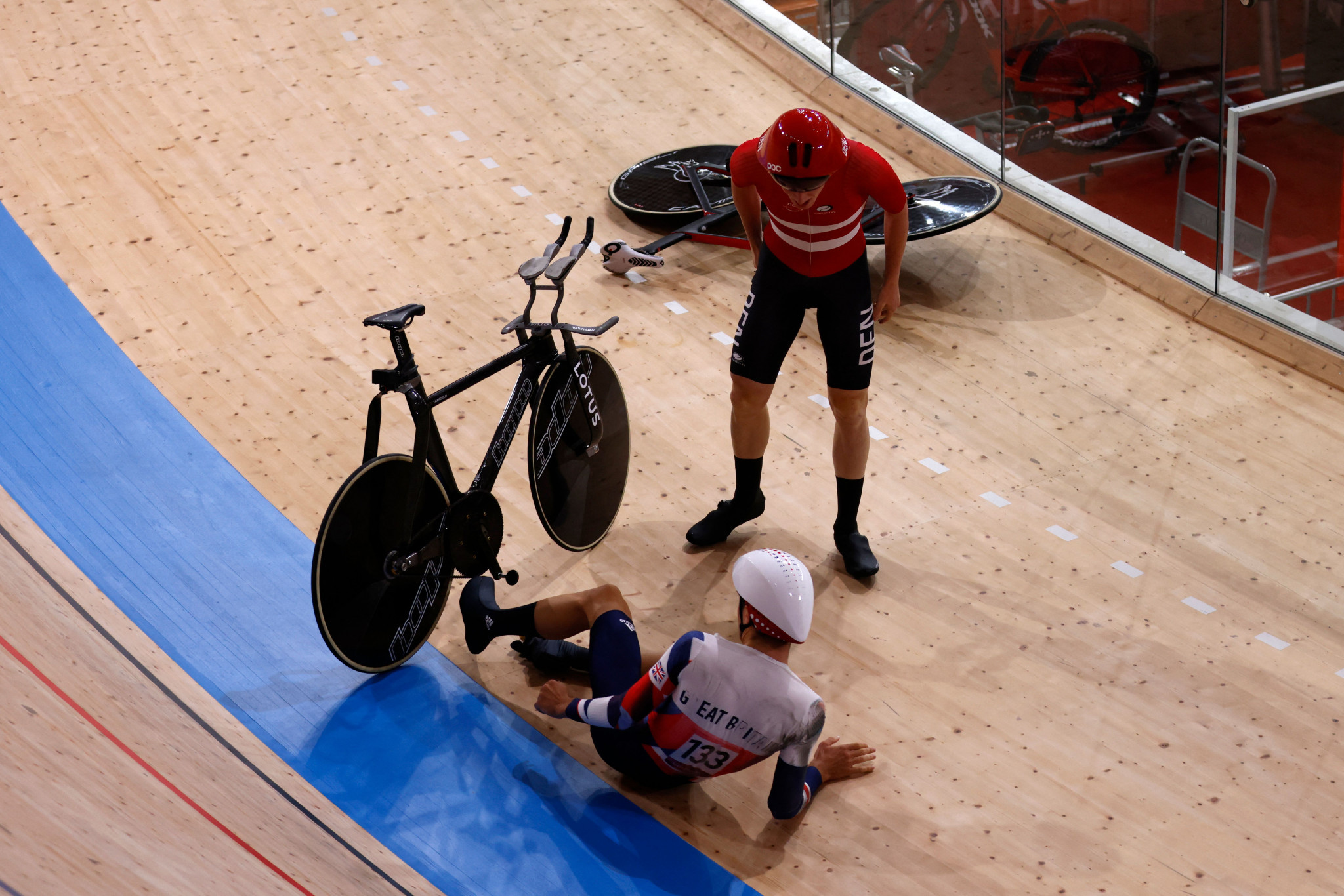 A bizarre crash led to uncertainty over the qualifiers for tomorrow's men's team pursuit medal rides ©Getty Images