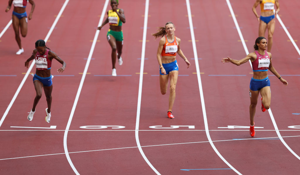 Pogo stick sprong ik heb dorst Interpretatief McLaughlin smashes her own world record to win epic women's 400m hurdles  final